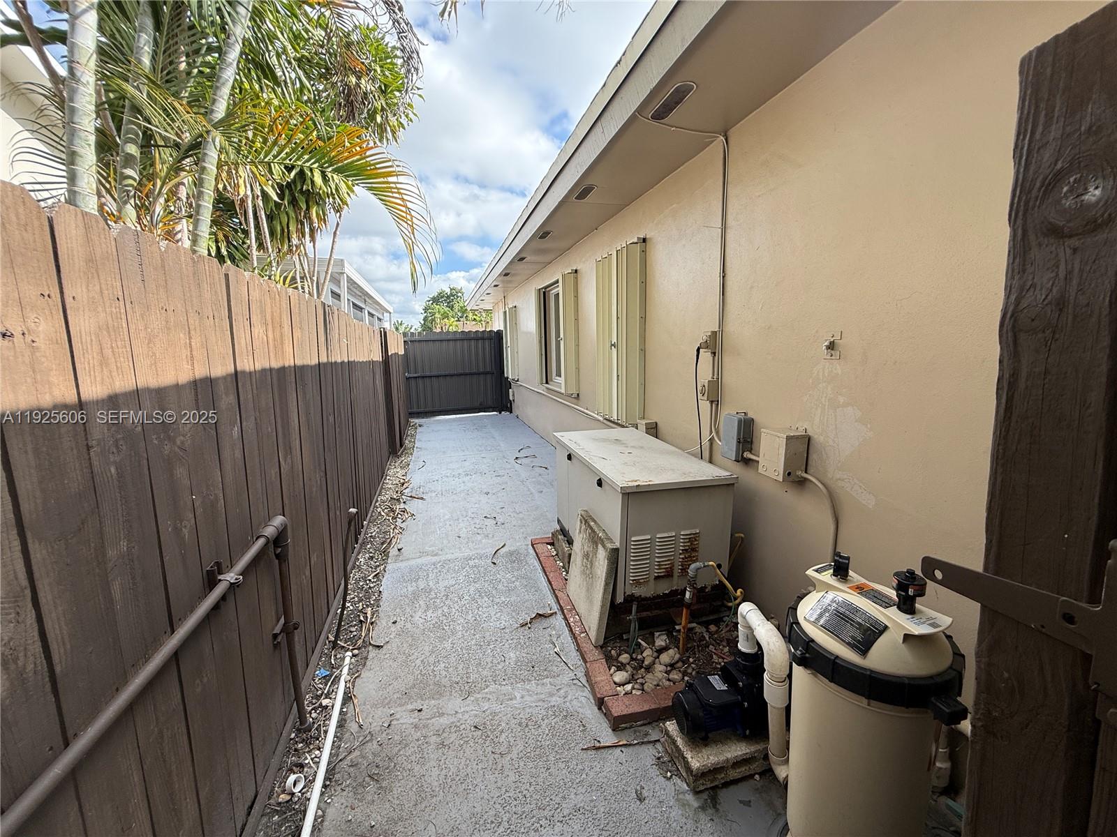 19952 NW 62nd Ct Hialeah, FL 33015