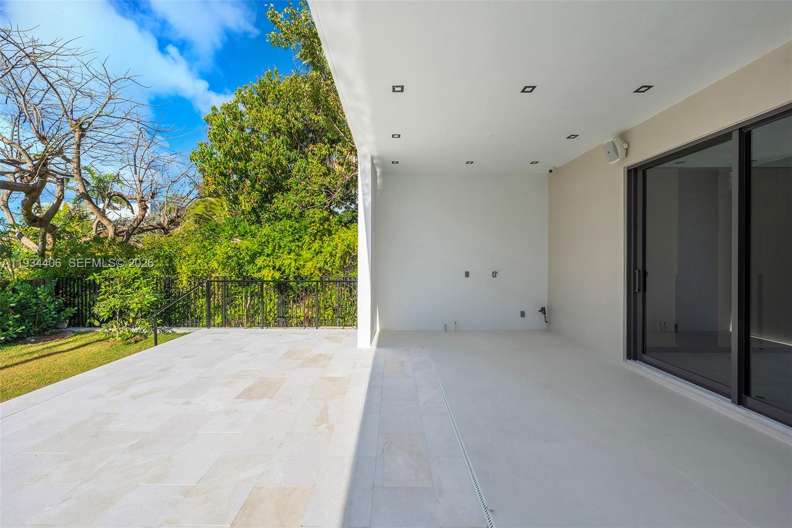 2096 Alamanda Dr North Miami, FL 33181