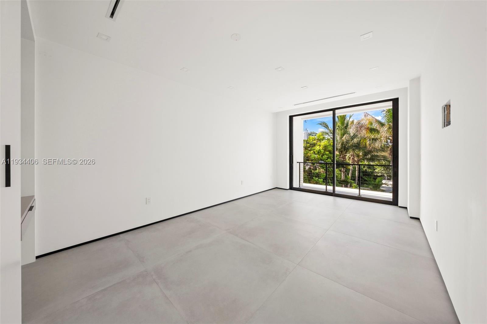 2096 Alamanda Dr North Miami, FL 33181