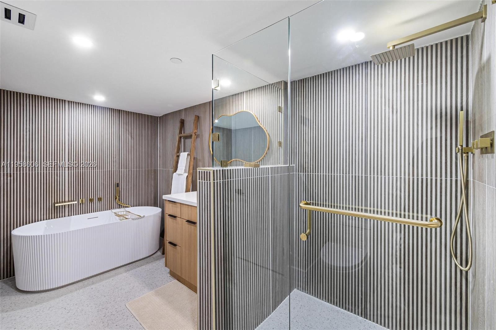 1717 N Bayshore Dr #A-3755 Miami, FL 33132