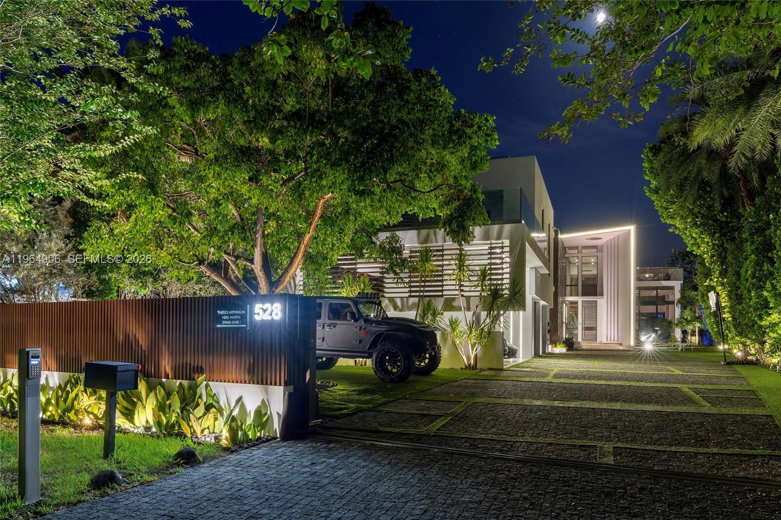 528 Lakeview Ct Miami Beach, FL 33140