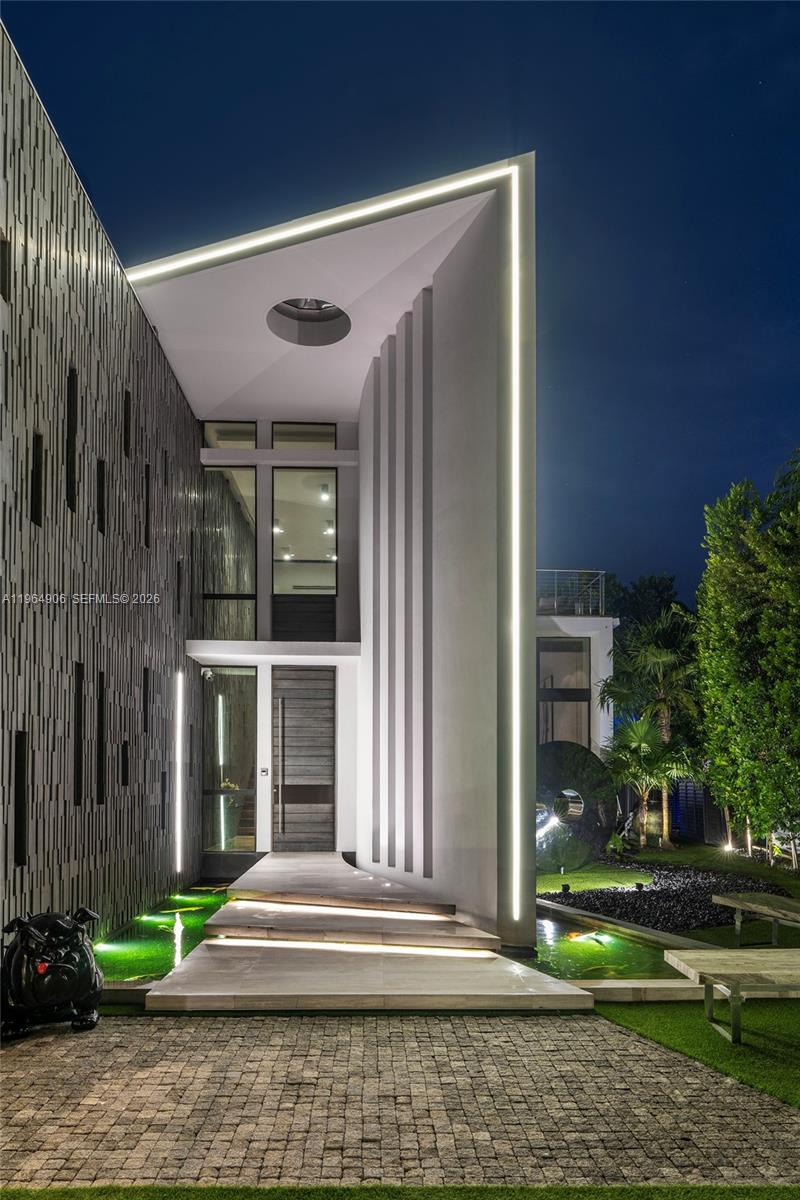 528 Lakeview Ct Miami Beach, FL 33140