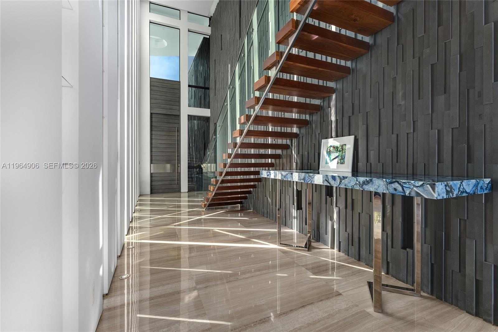 528 Lakeview Ct Miami Beach, FL 33140