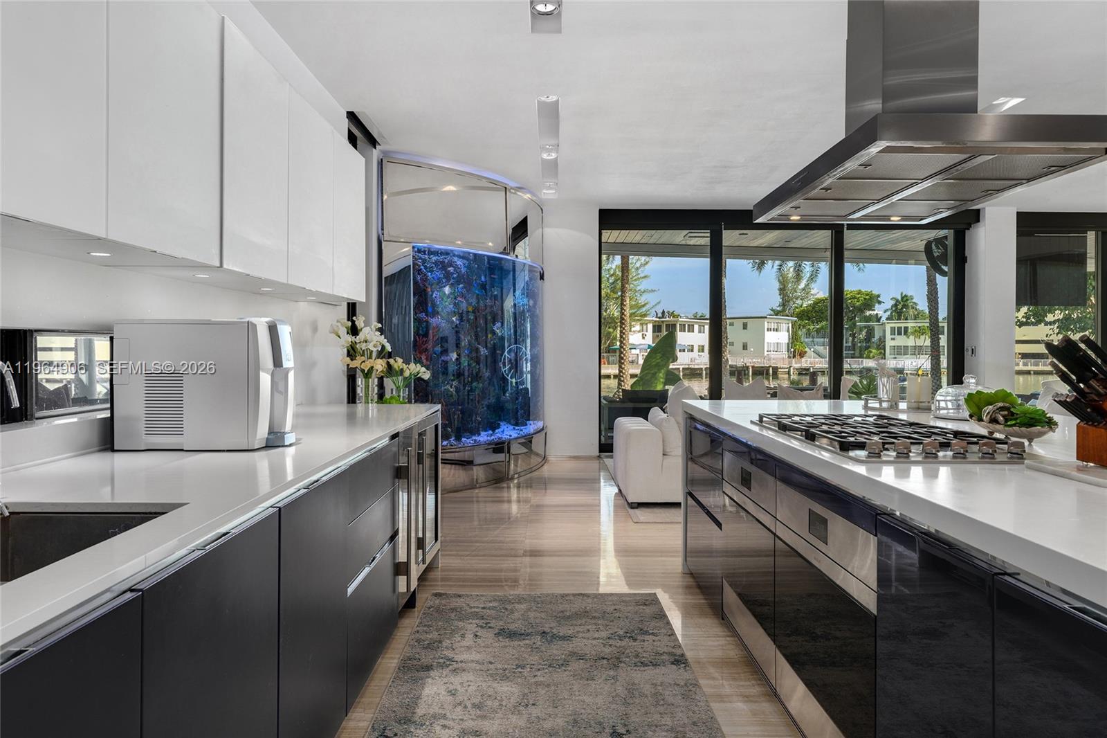 528 Lakeview Ct Miami Beach, FL 33140