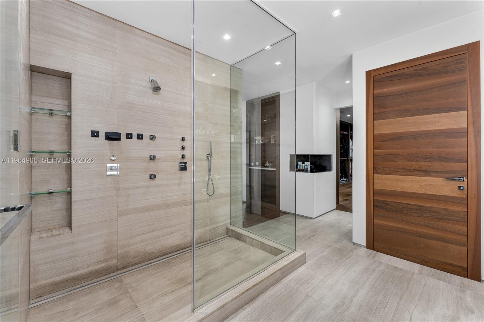 528 Lakeview Ct Miami Beach, FL 33140