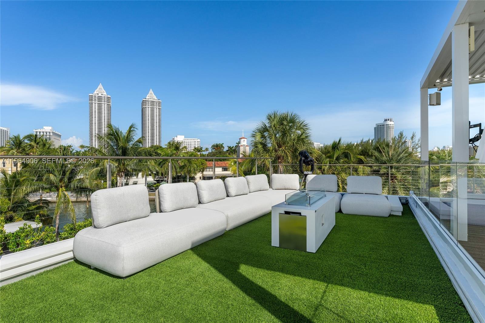 528 Lakeview Ct Miami Beach, FL 33140