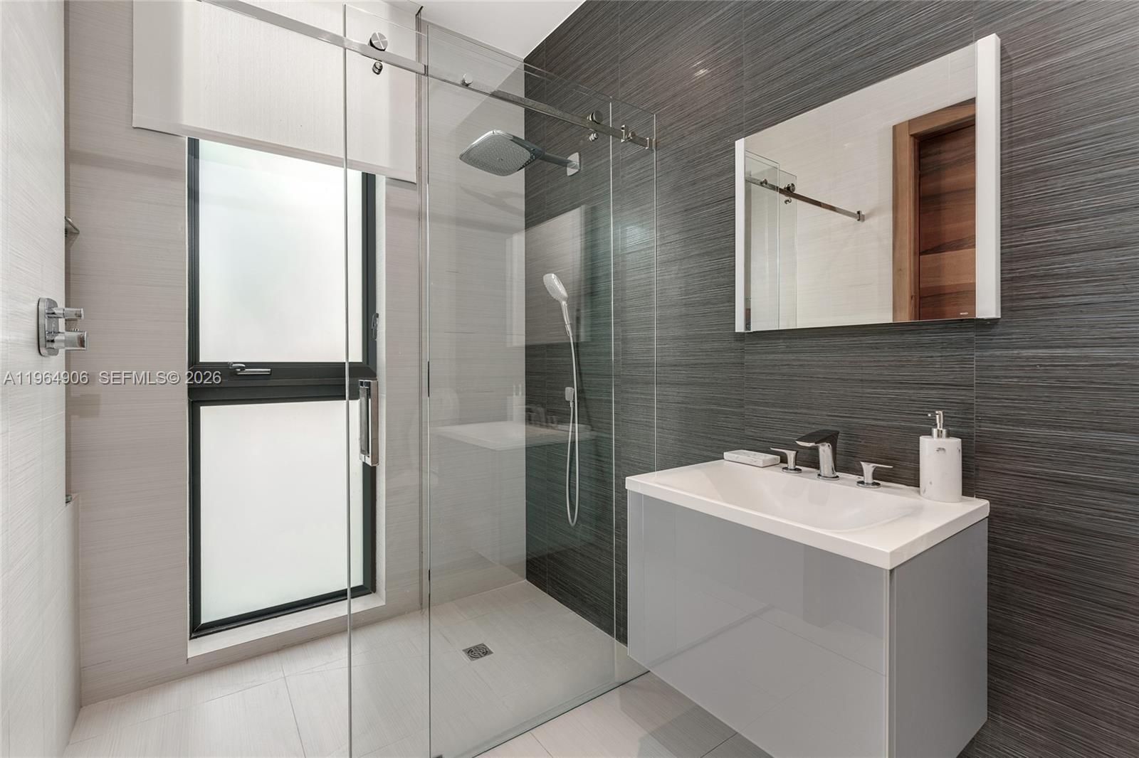 528 Lakeview Ct Miami Beach, FL 33140