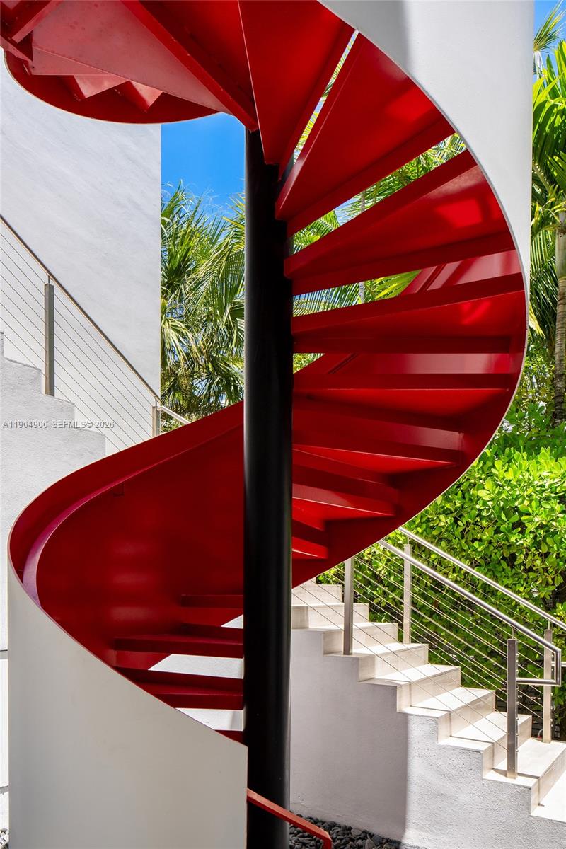 528 Lakeview Ct Miami Beach, FL 33140