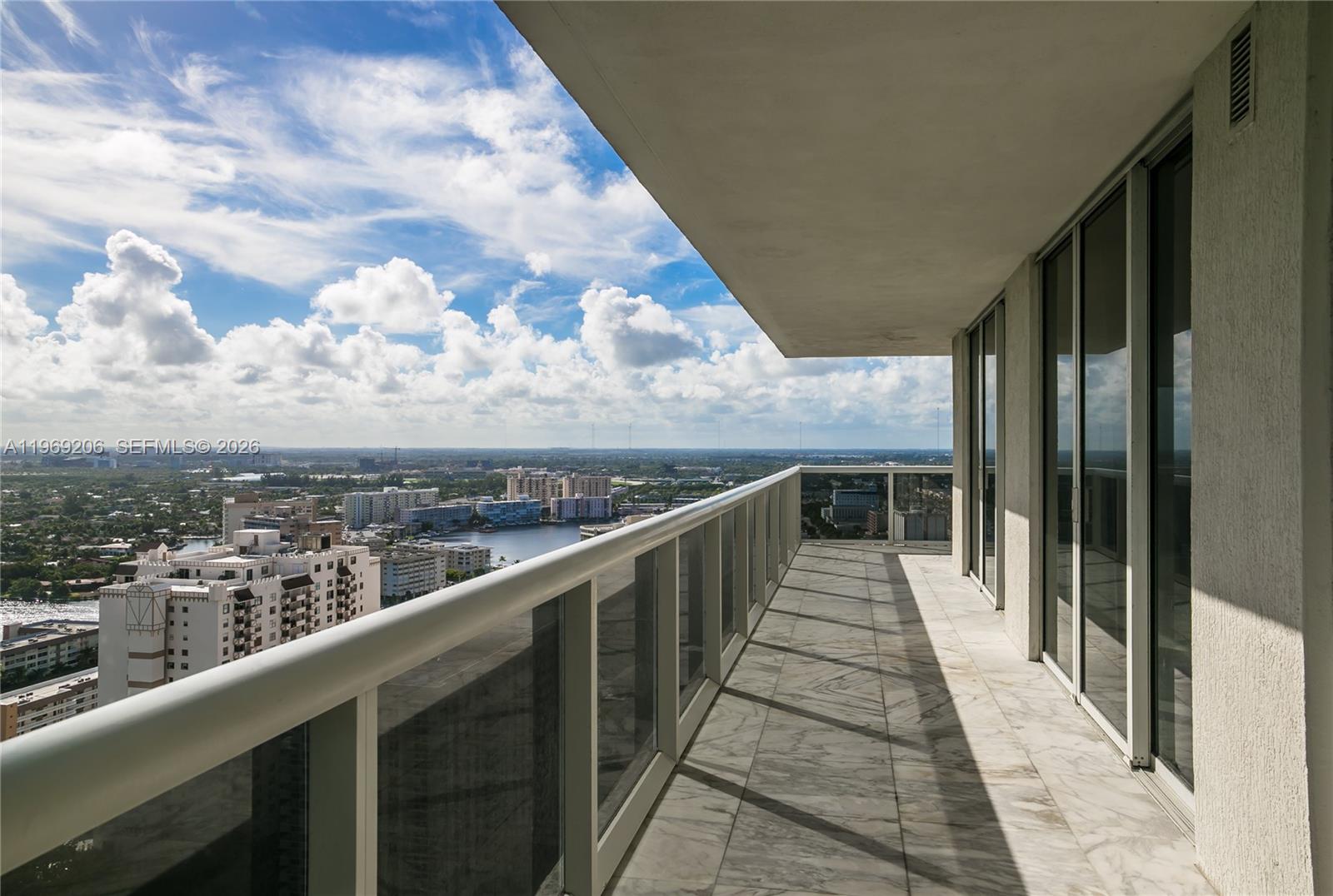 image Beach Club 212