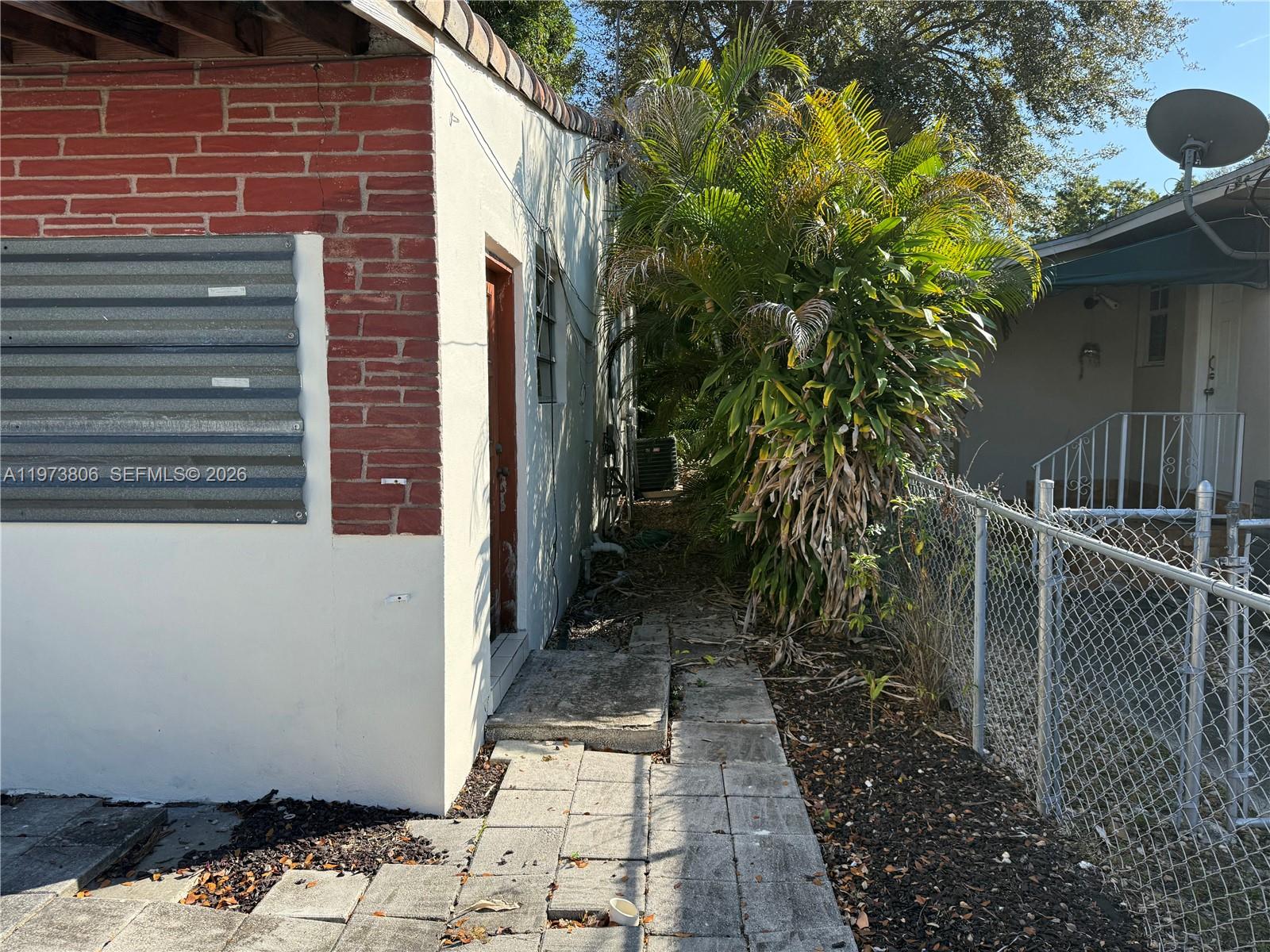 2750 SW 26th St Miami, FL 33133