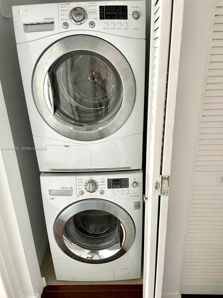 300 S Biscayne Blvd #T-1404 Miami, FL 33131