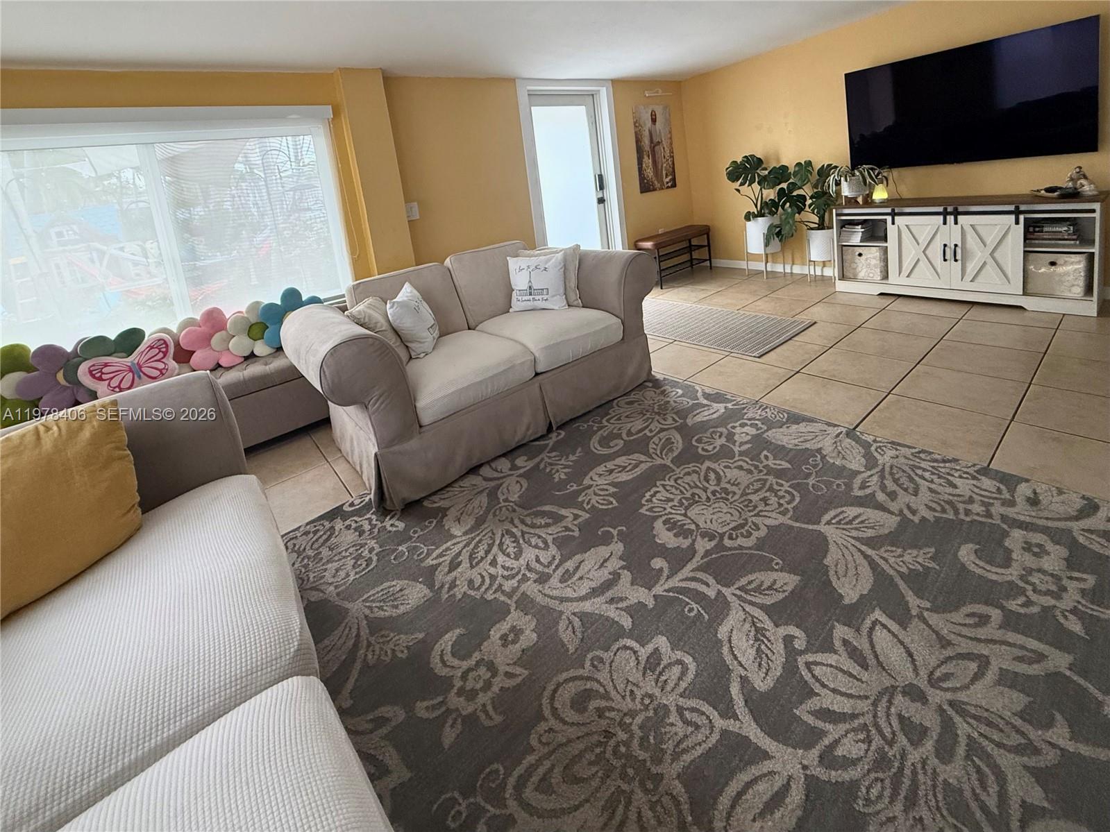 285 NW 60th Ave Miami, FL 33126