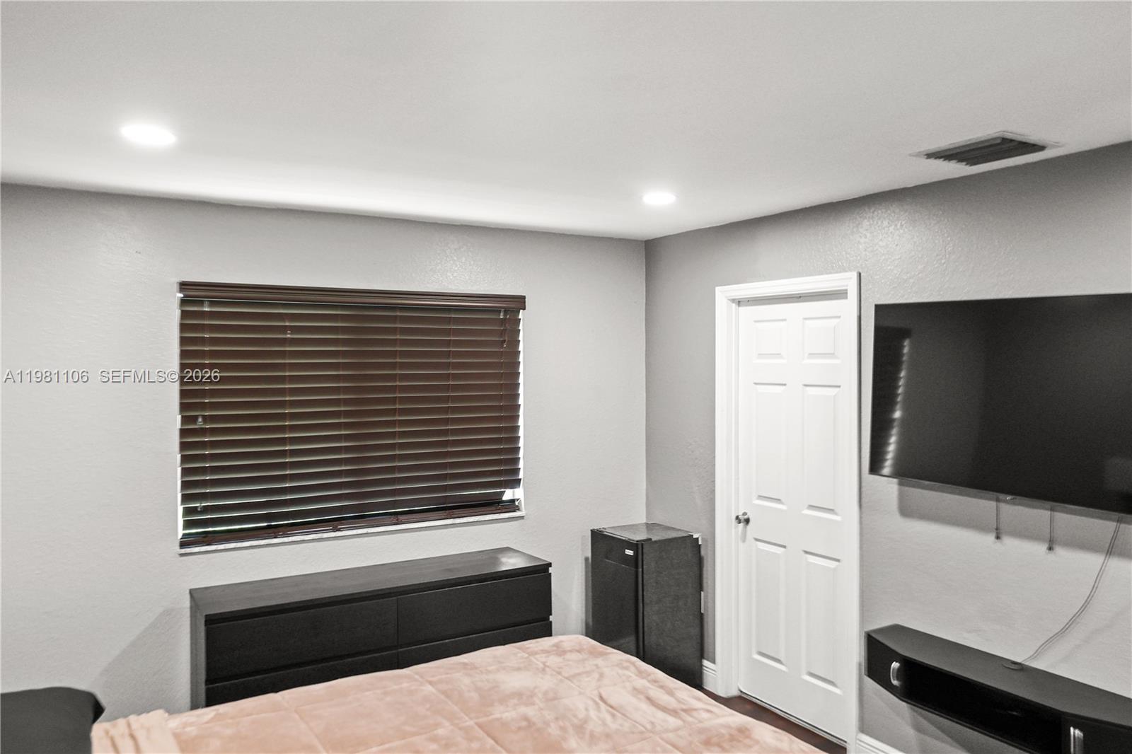 6037 SW 19th St North Lauderdale, FL 33068