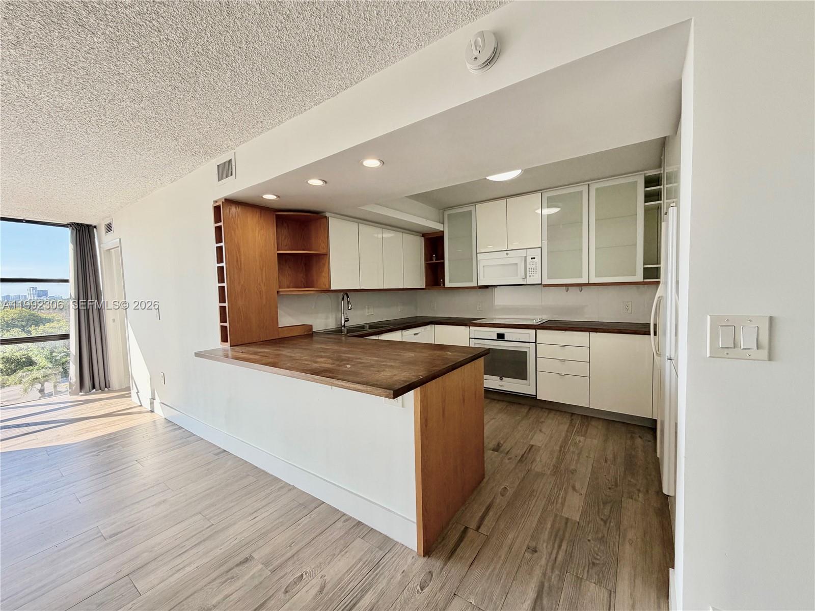 1000 Parkview Dr #723 Hallandale Beach, FL 33009