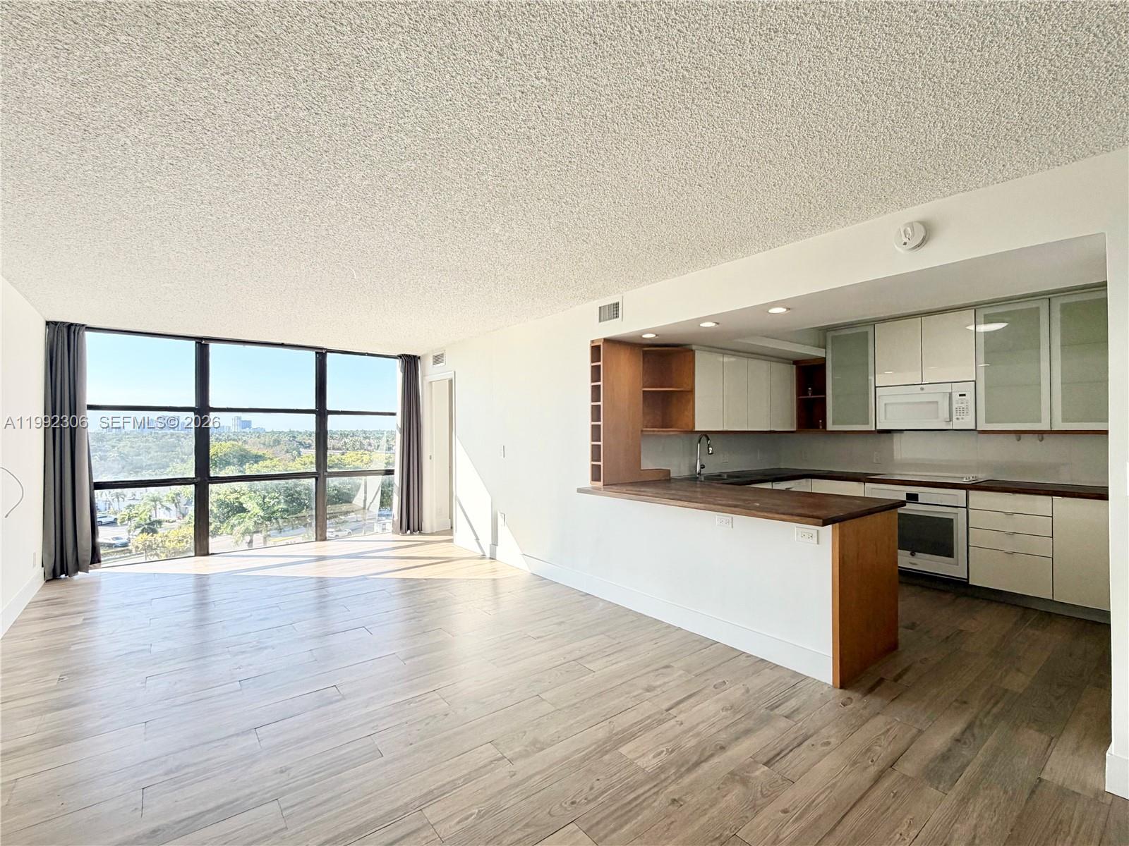 1000 Parkview Dr #723 Hallandale Beach, FL 33009