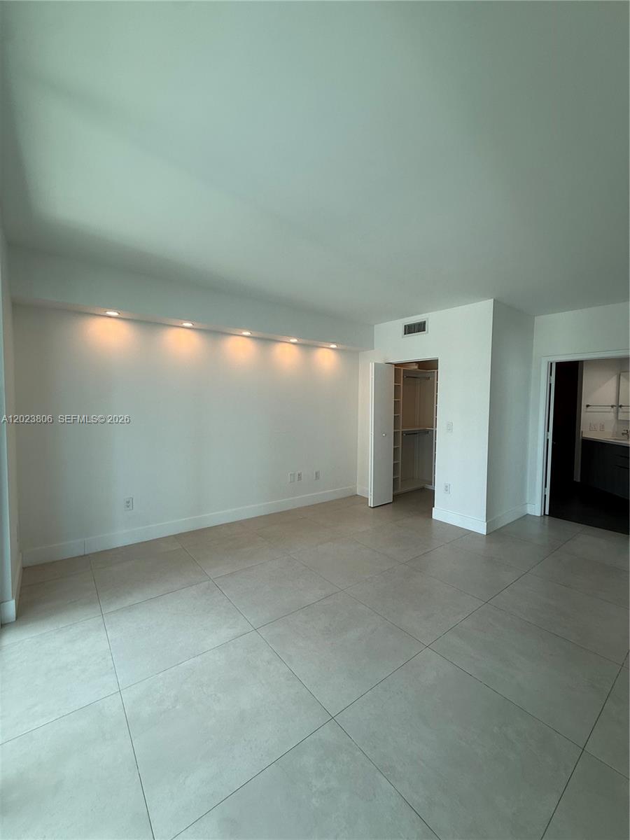image 500 Brickell West3