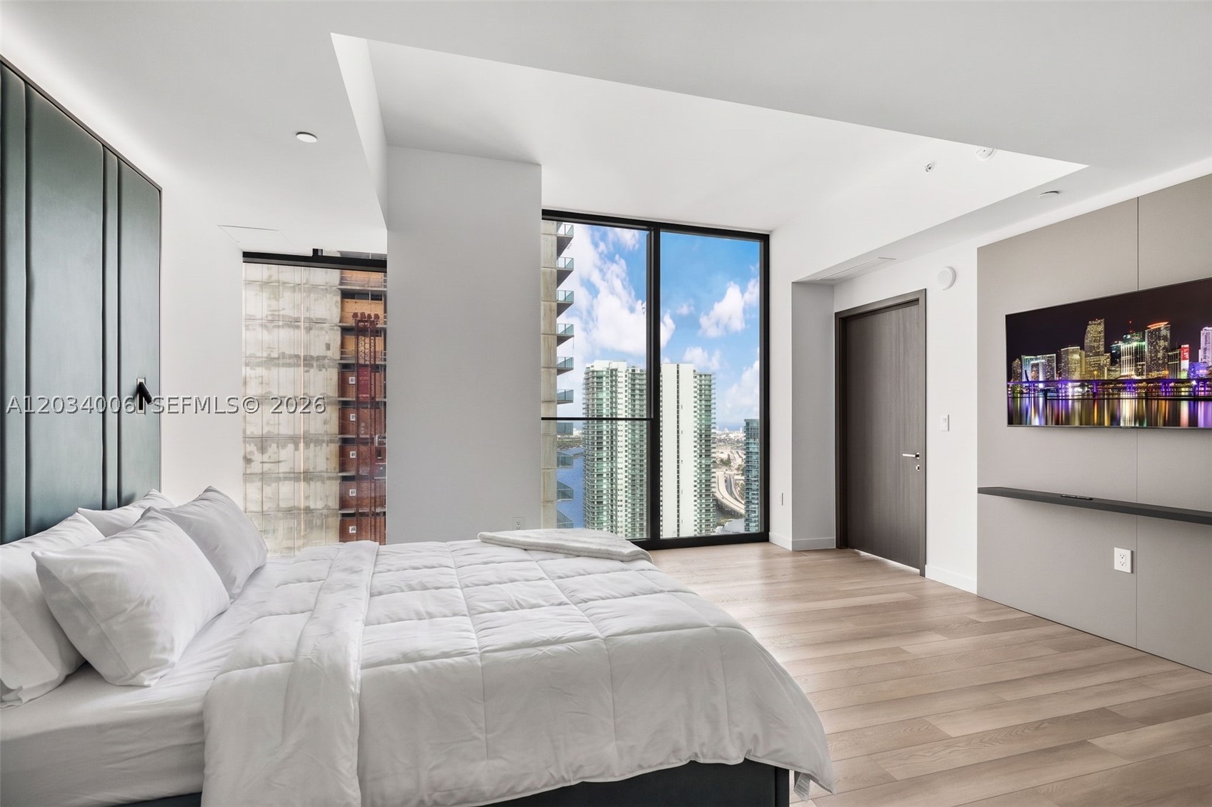 image E11EVEN Hotel & Residences13