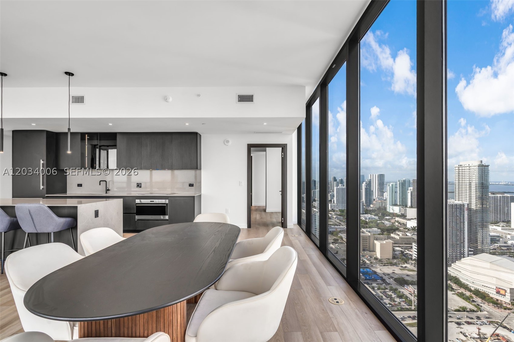 image E11EVEN Hotel & Residences7
