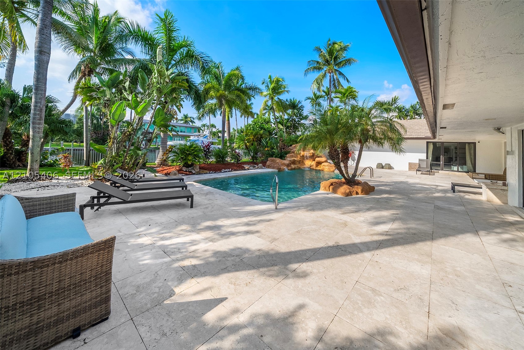407 Sunset Dr Hallandale Beach, FL 33009