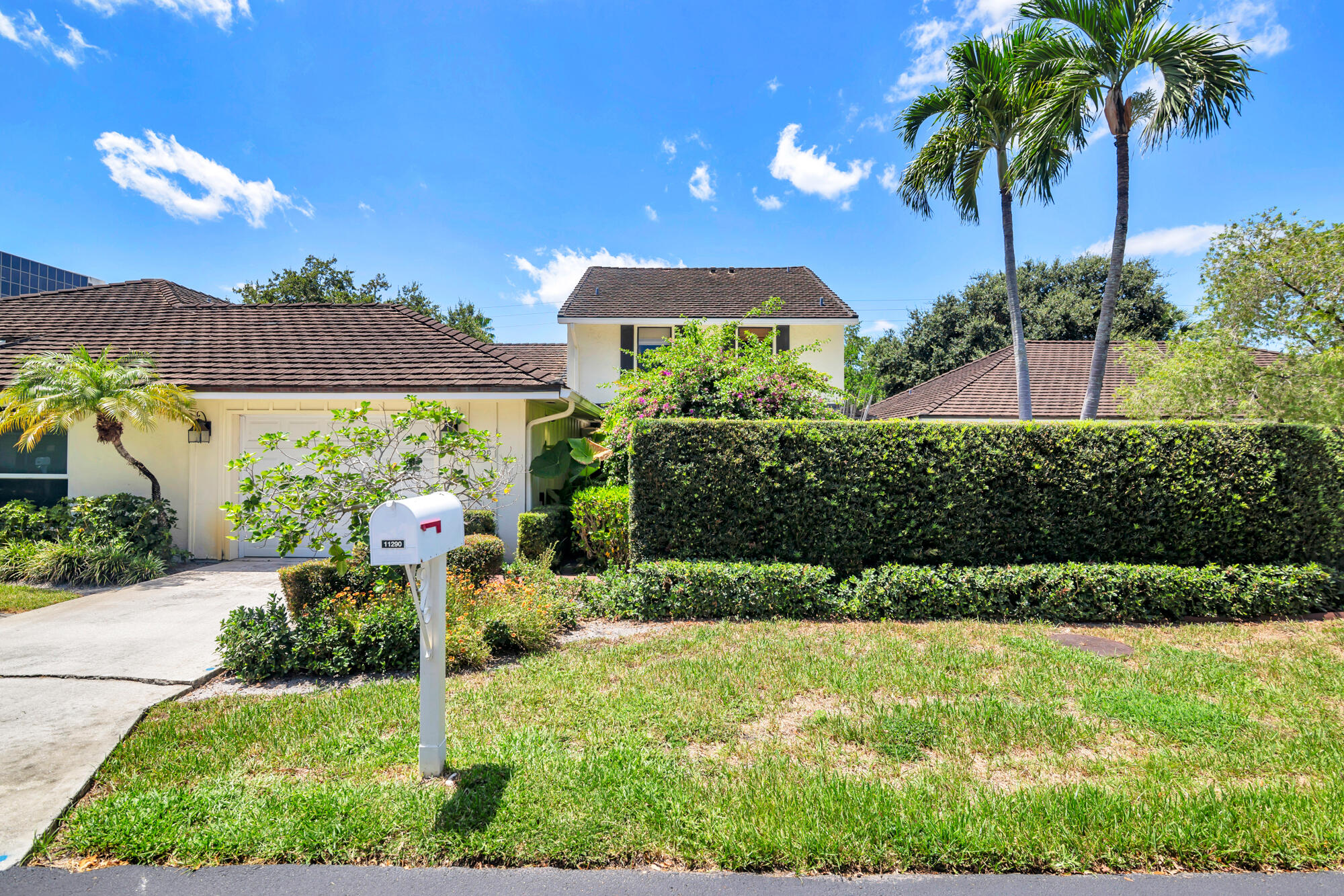11290 Glen Oaks Ct