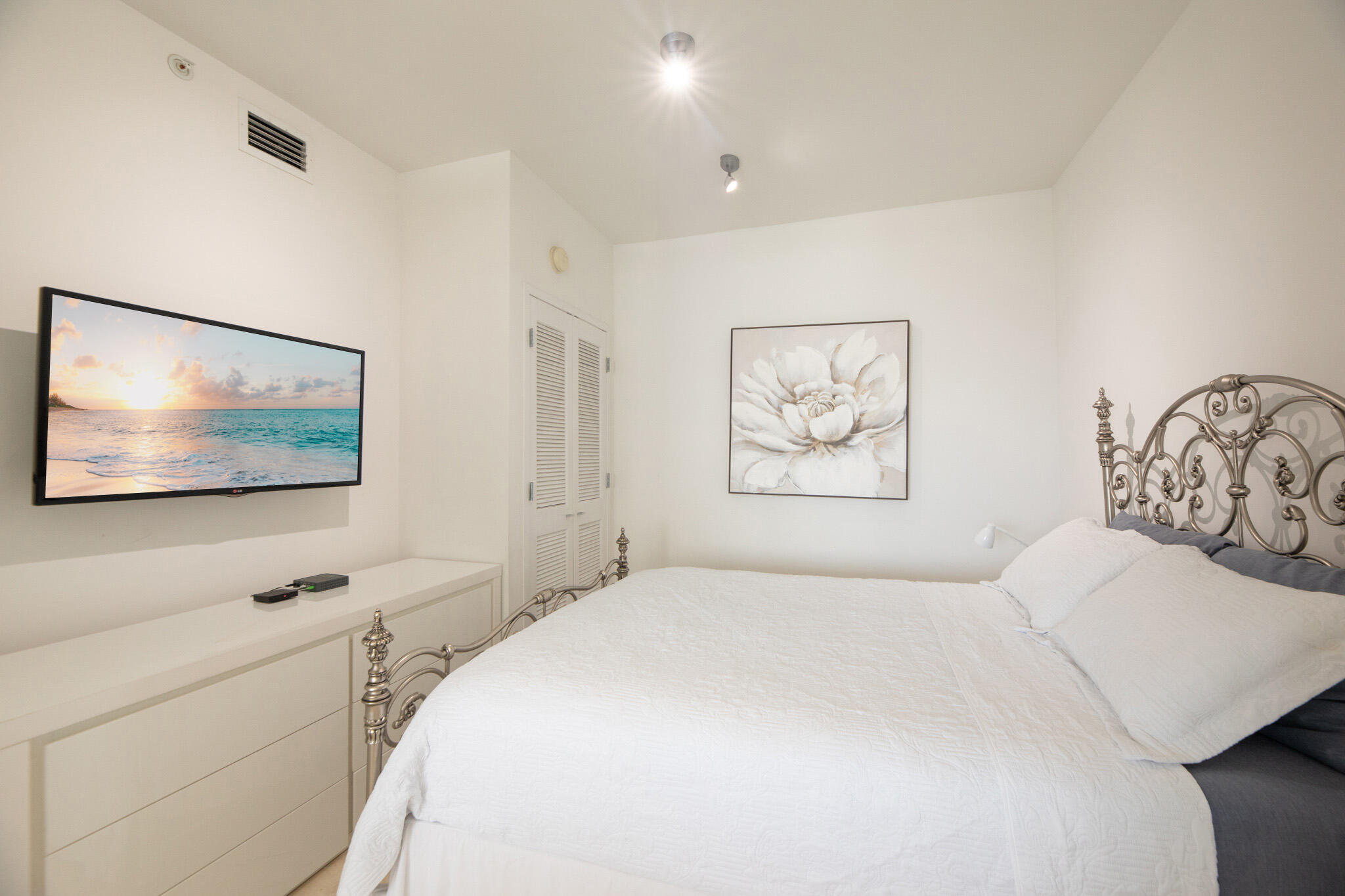 100 Lincoln Rd #PH14 Miami Beach, FL 33139