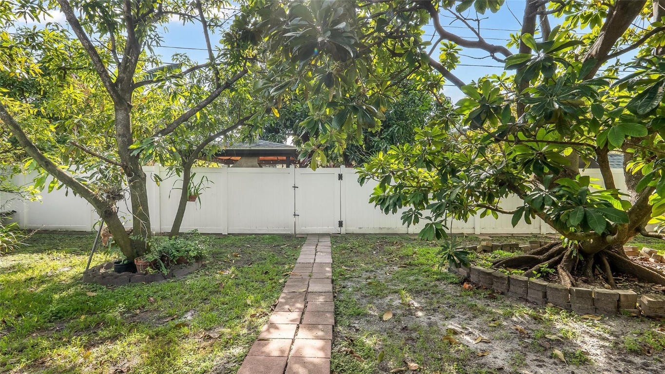 1032 NE 4th Hallandale Beach, FL 33009