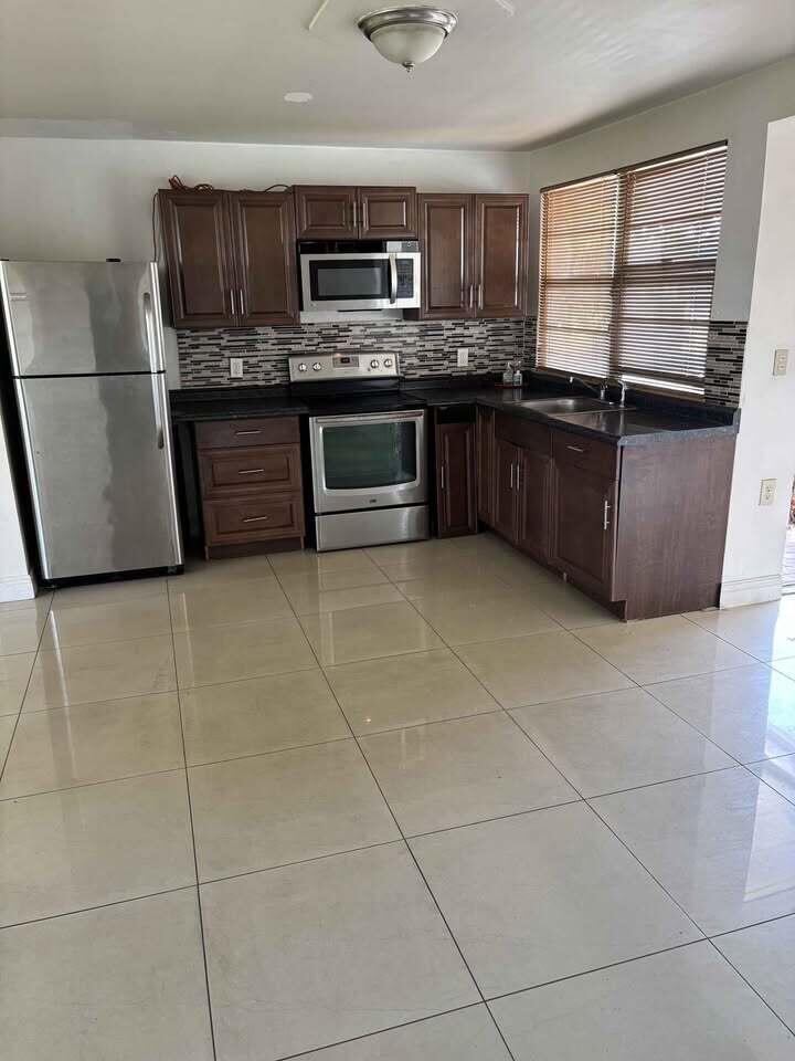1245 N 18th Ave
