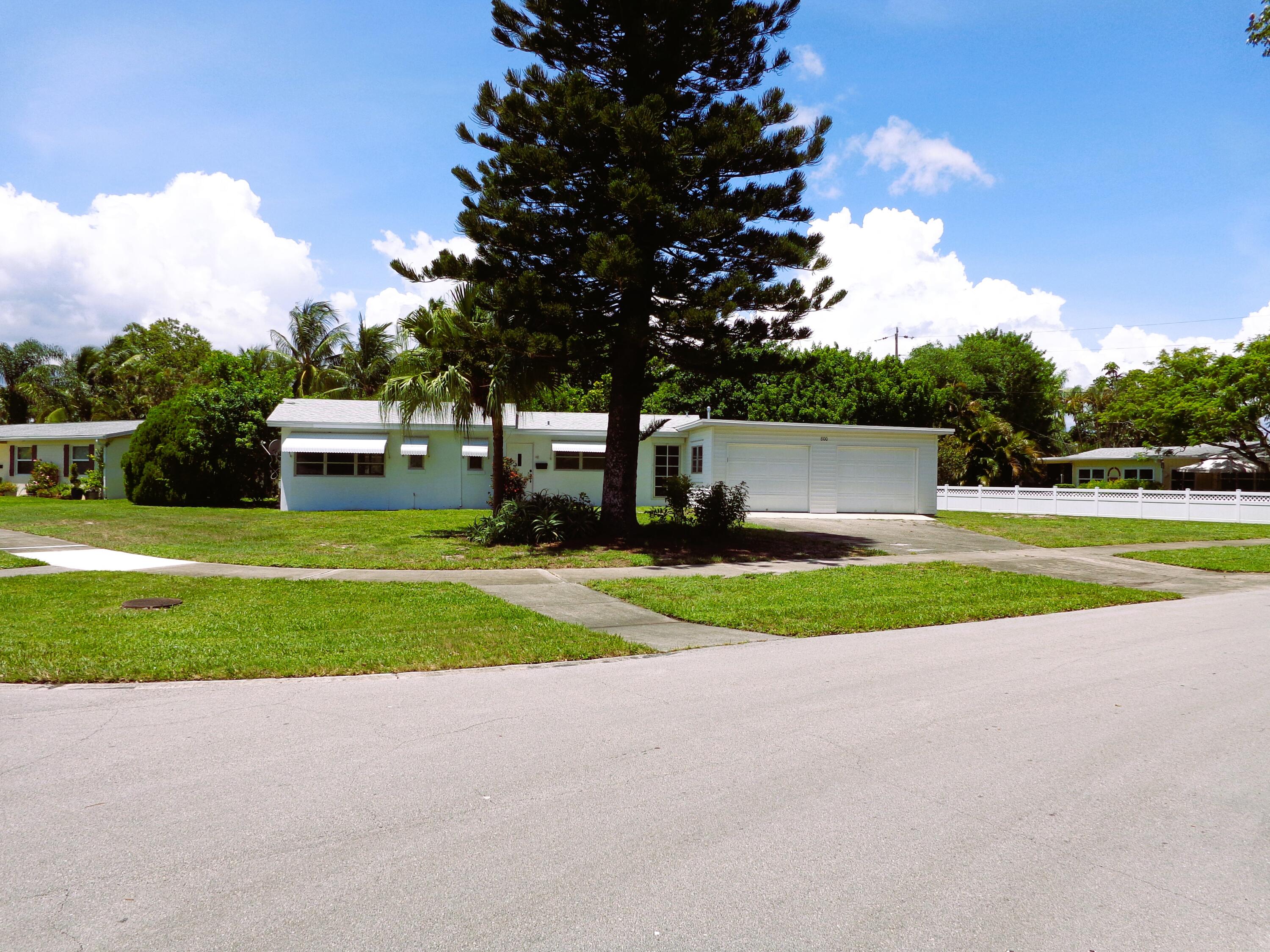 800 Alamanda Dr