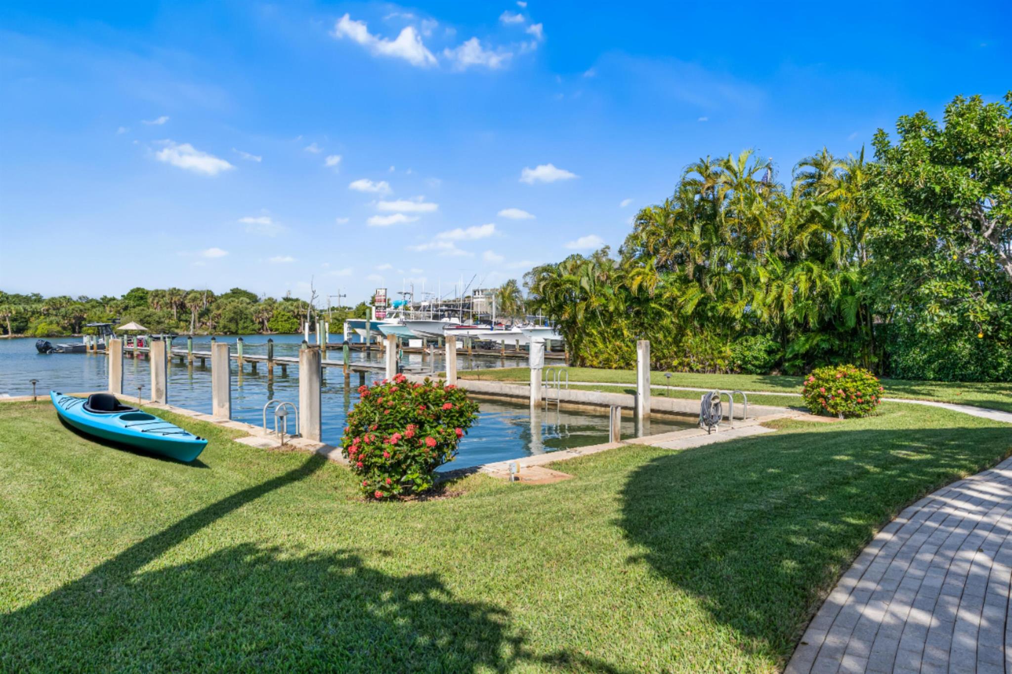 107 Lighthouse Dr Jupiter Inlet Colony, FL 33469