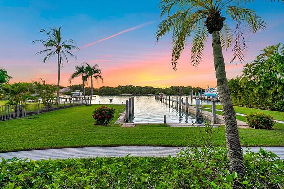 107 Lighthouse Dr Jupiter Inlet Colony, FL 33469