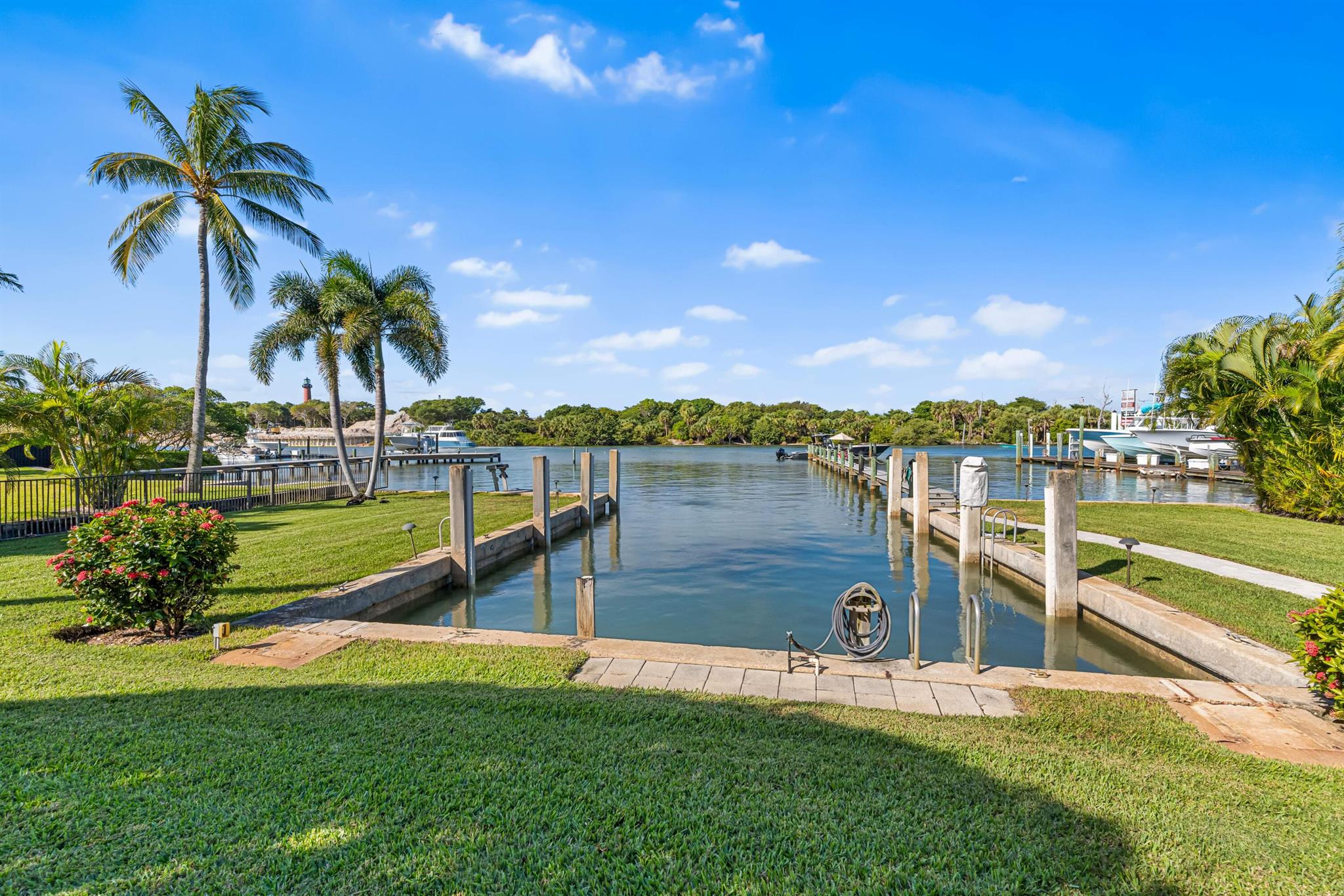 107 Lighthouse Dr Jupiter Inlet Colony, FL 33469