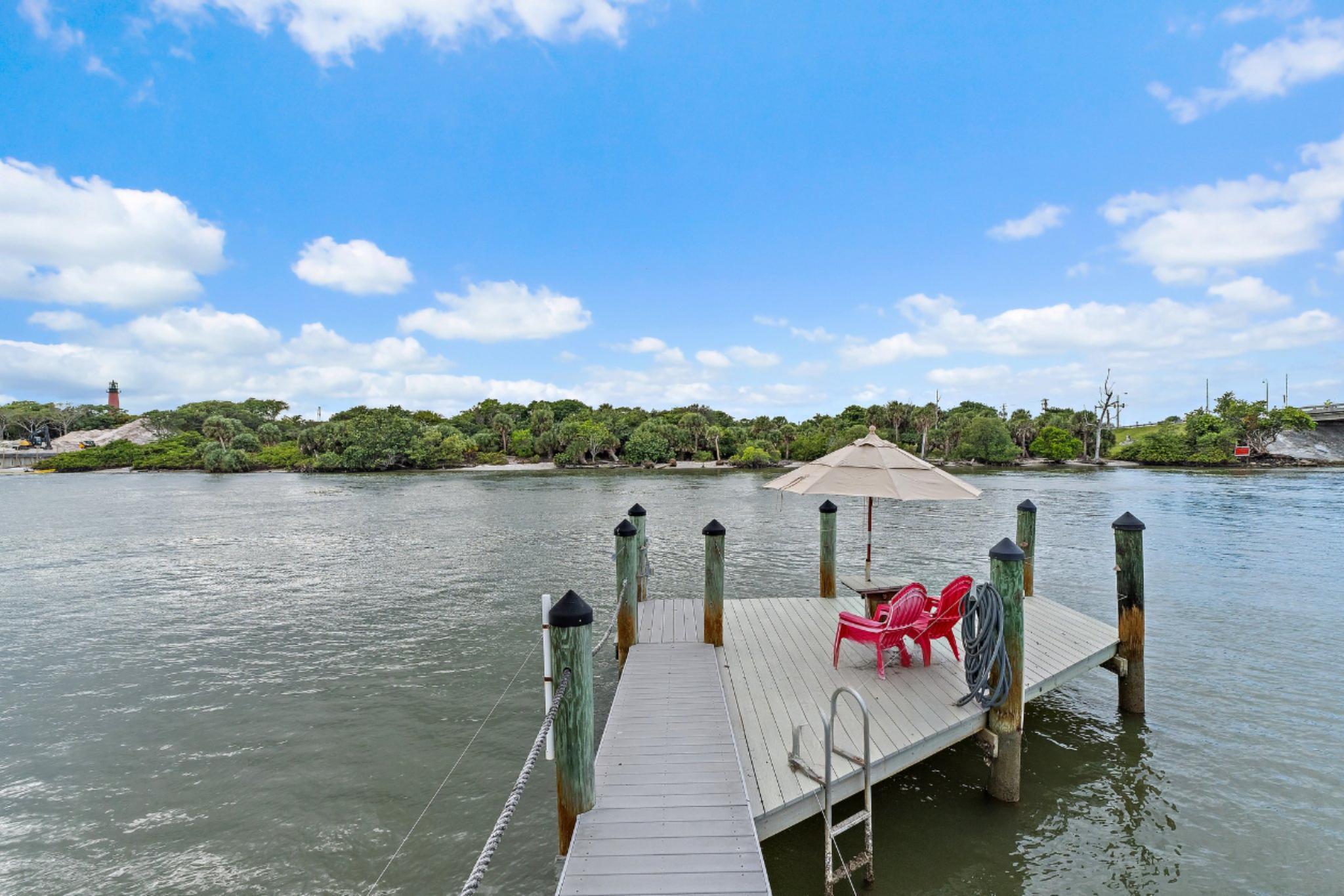 107 Lighthouse Dr Jupiter Inlet Colony, FL 33469