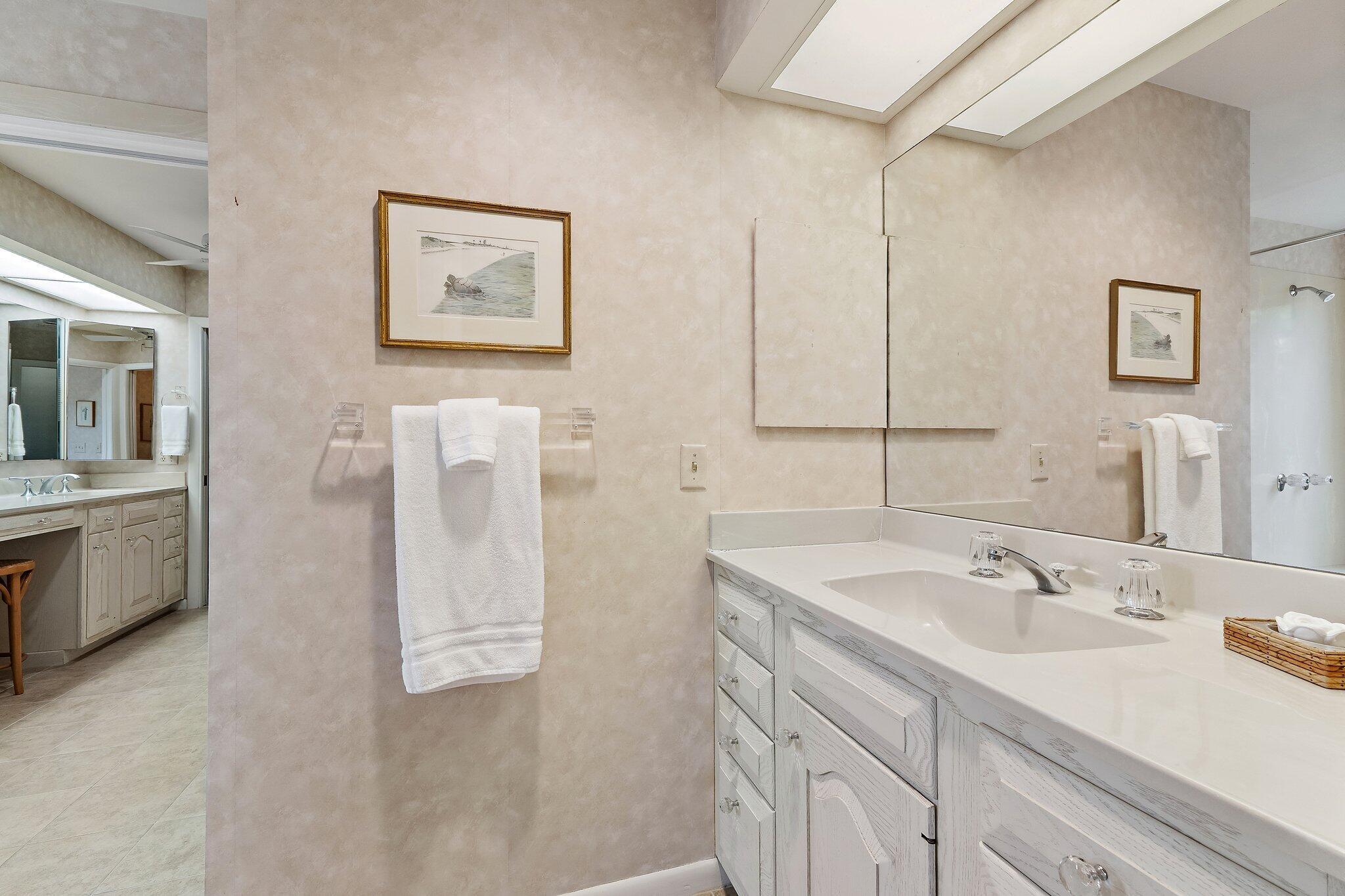 107 Lighthouse Dr Jupiter Inlet Colony, FL 33469