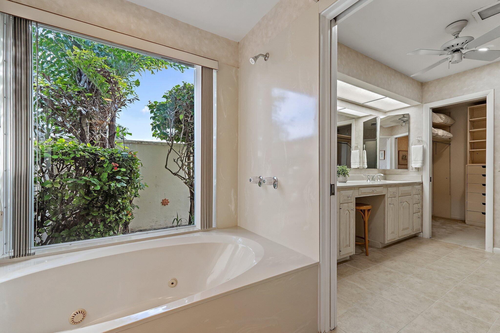 107 Lighthouse Dr Jupiter Inlet Colony, FL 33469