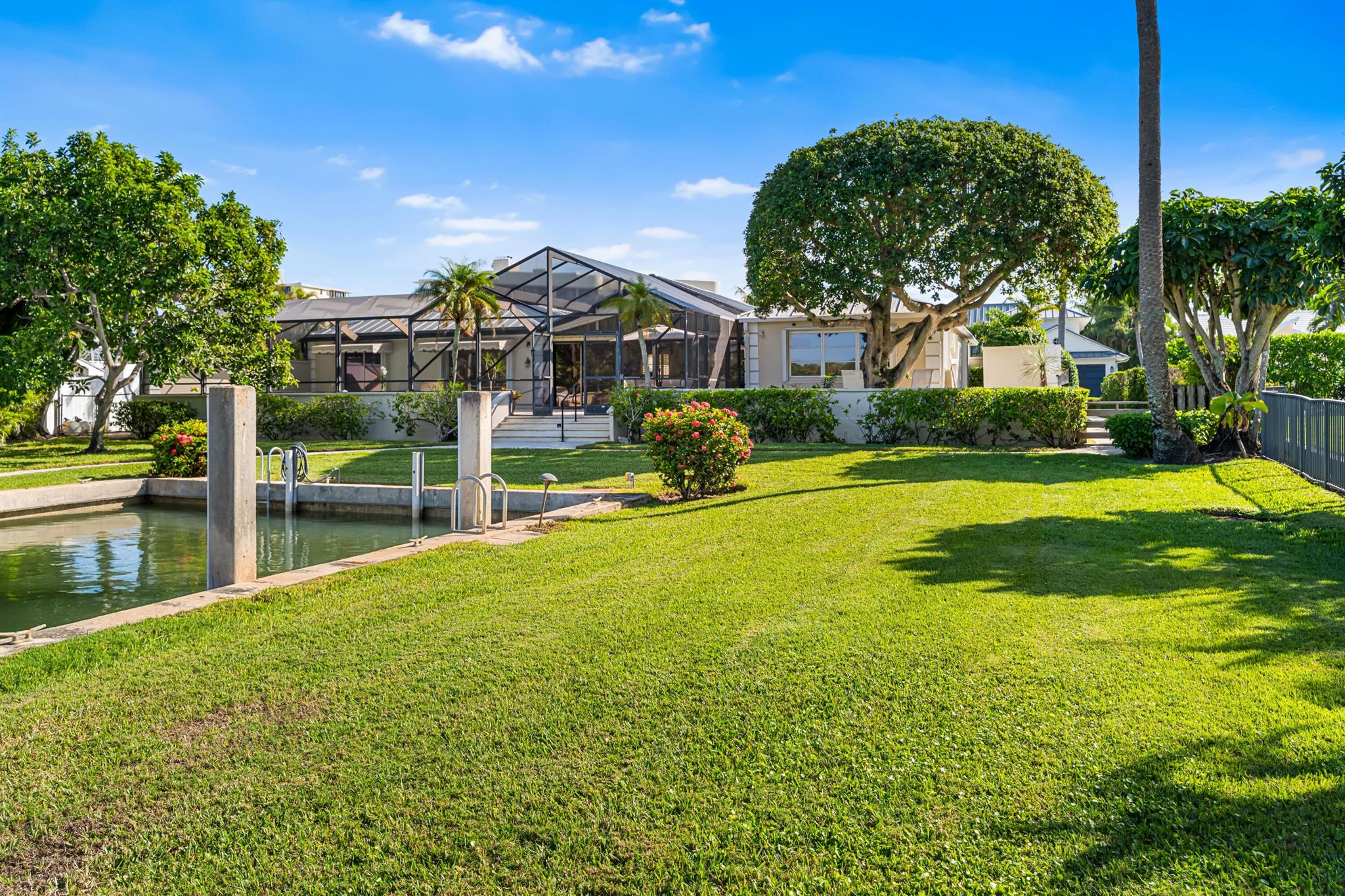 107 Lighthouse Dr Jupiter Inlet Colony, FL 33469