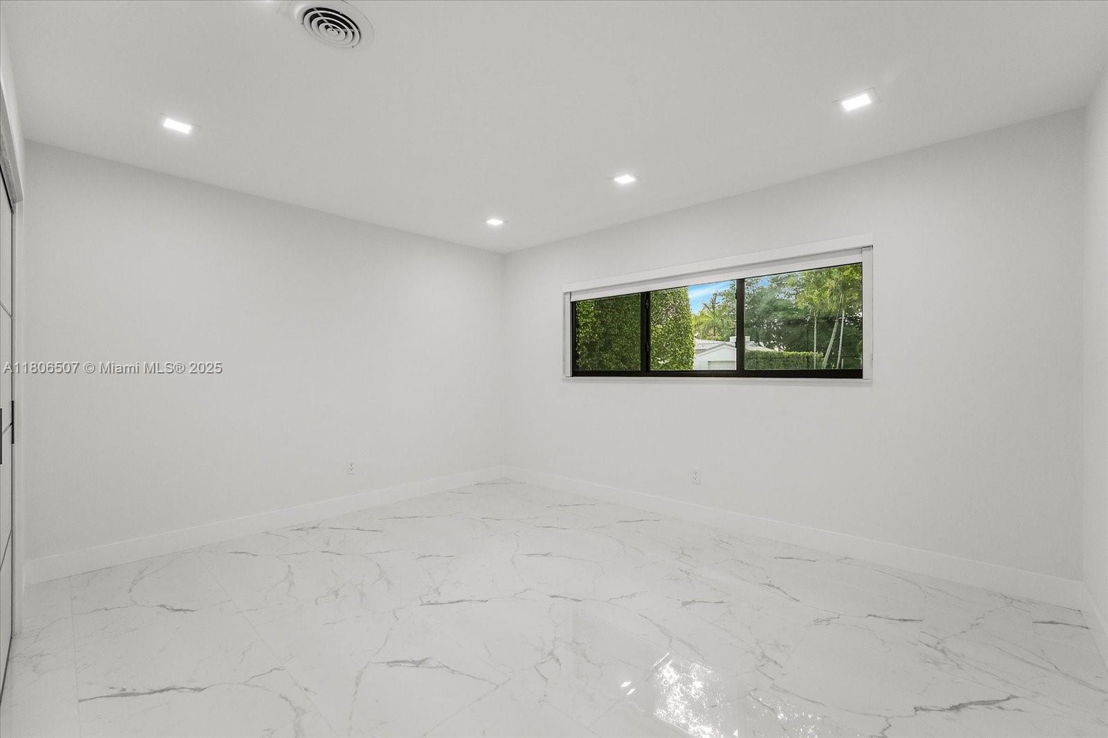 112 E 1st Ct Miami Beach, FL 33139 112 E 1st Ct Miami Beach, FL 33139