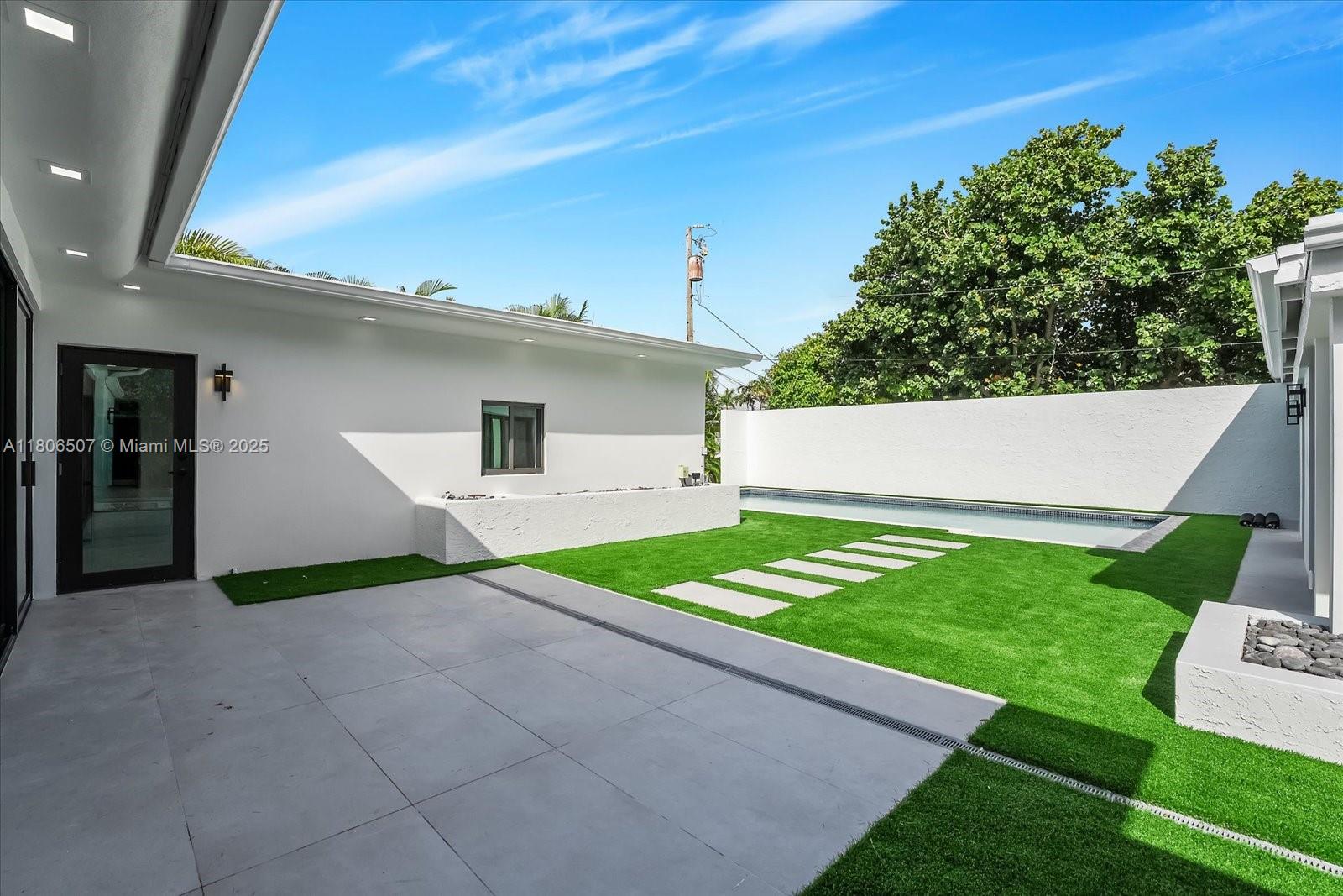 112 E 1st Ct Miami Beach, FL 33139 112 E 1st Ct Miami Beach, FL 33139