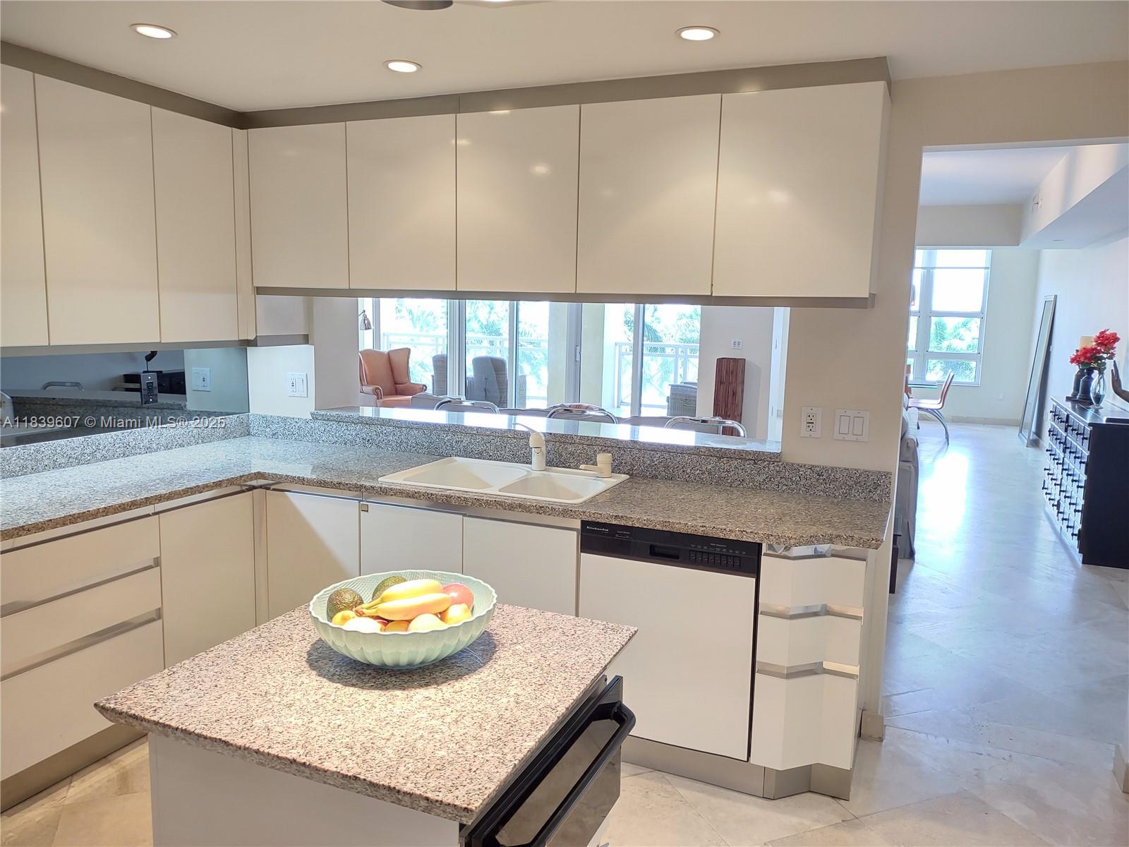 image GRAND BAY RESIDENCES COND19