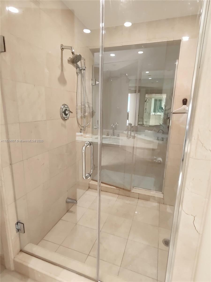 image GRAND BAY RESIDENCES COND28