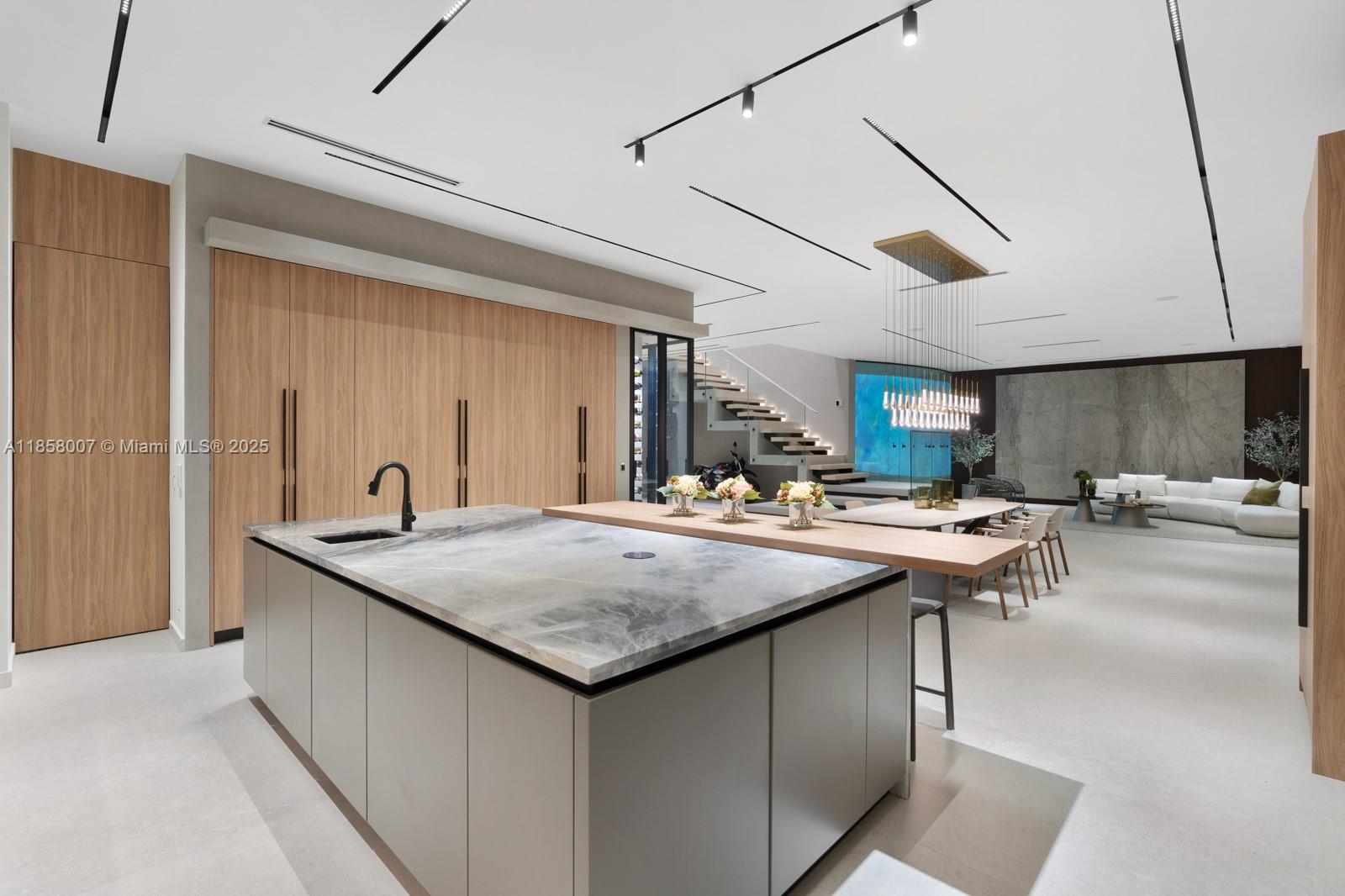 493 Holiday Dr Hallandale Beach, FL 33009 493 Holiday Dr Hallandale Beach, FL 33009