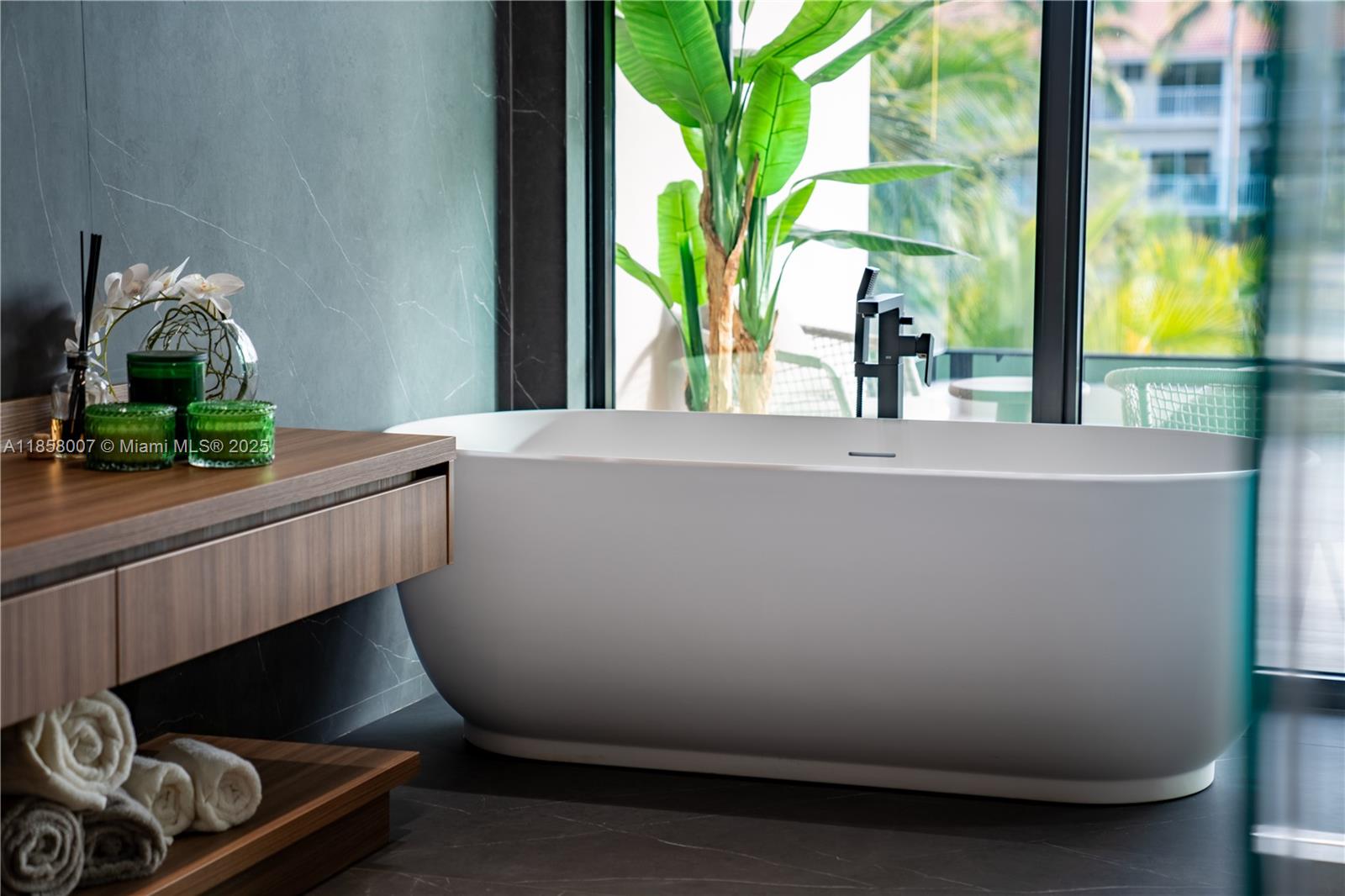 493 Holiday Dr Hallandale Beach, FL 33009 493 Holiday Dr Hallandale Beach, FL 33009