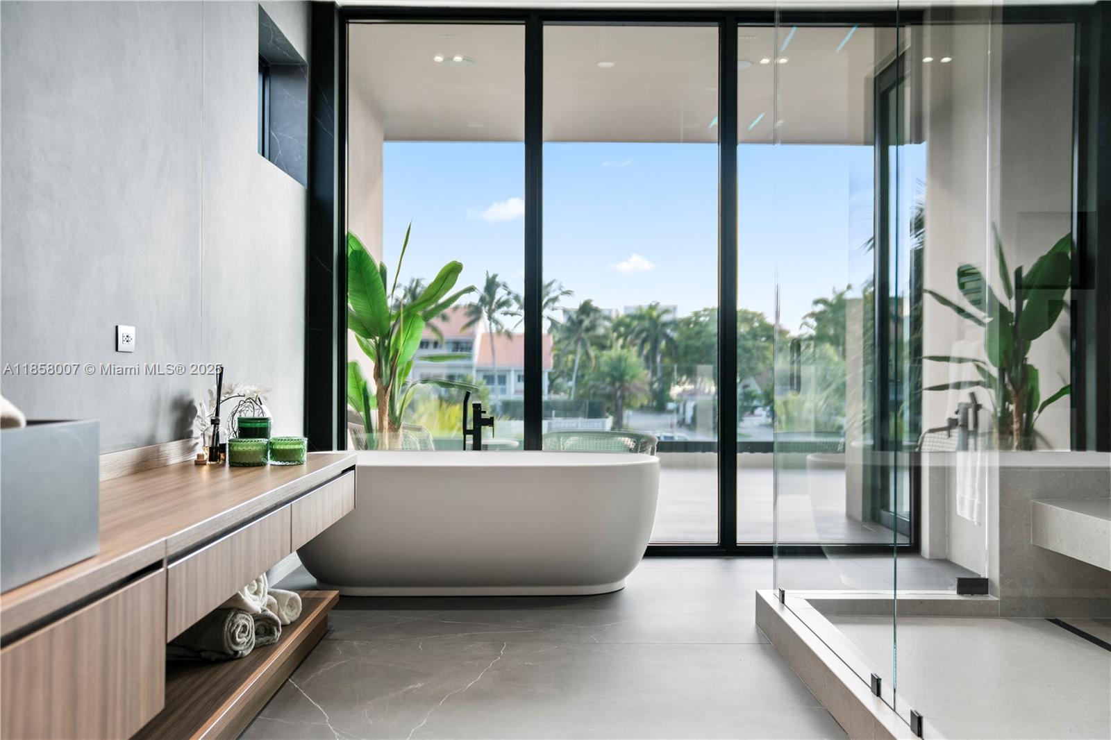 493 Holiday Dr Hallandale Beach, FL 33009 493 Holiday Dr Hallandale Beach, FL 33009