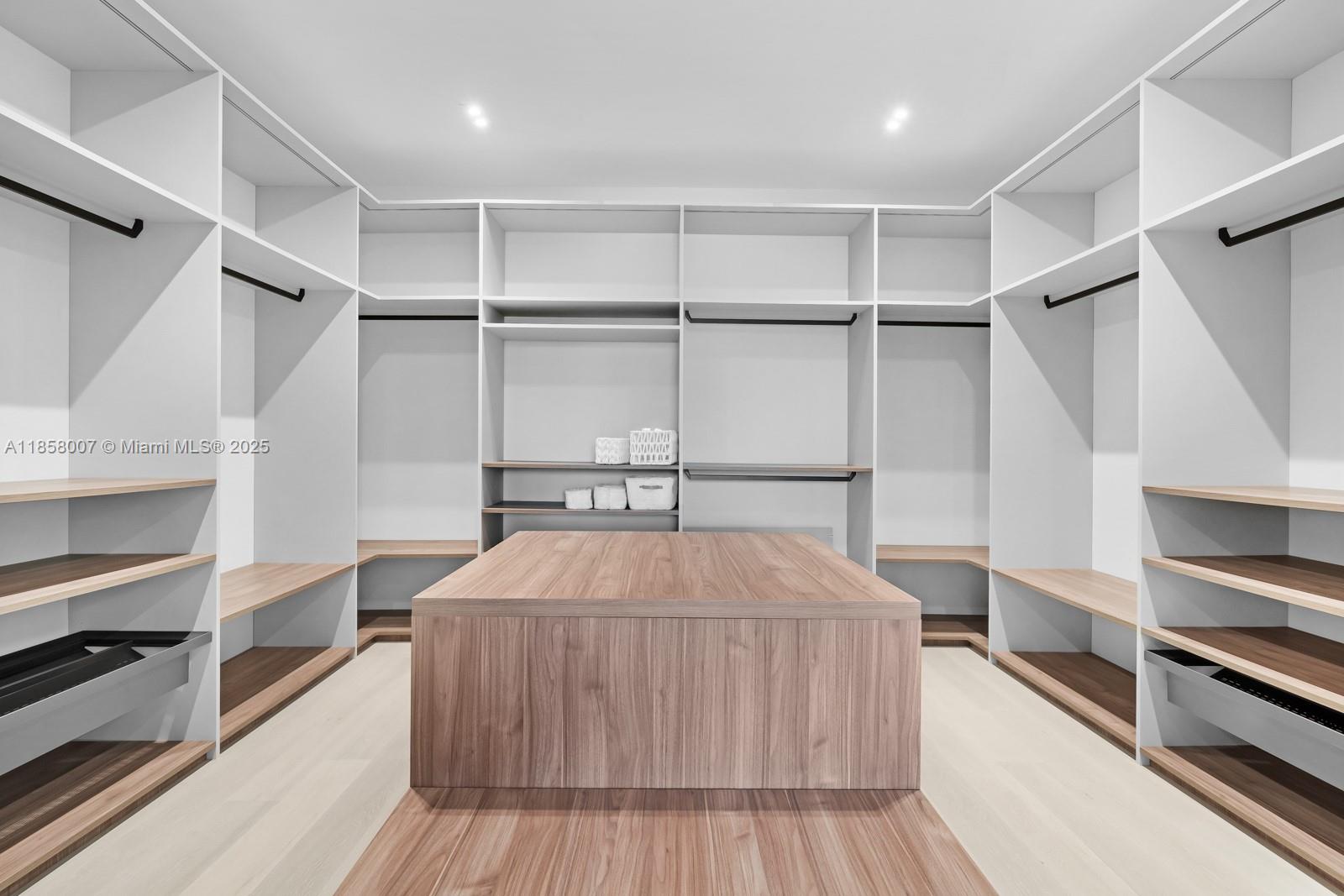 493 Holiday Dr Hallandale Beach, FL 33009 493 Holiday Dr Hallandale Beach, FL 33009