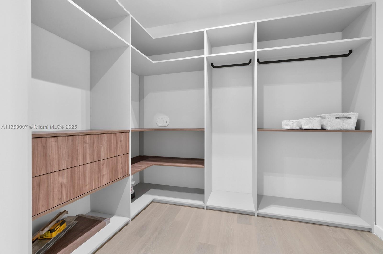 493 Holiday Dr Hallandale Beach, FL 33009 493 Holiday Dr Hallandale Beach, FL 33009