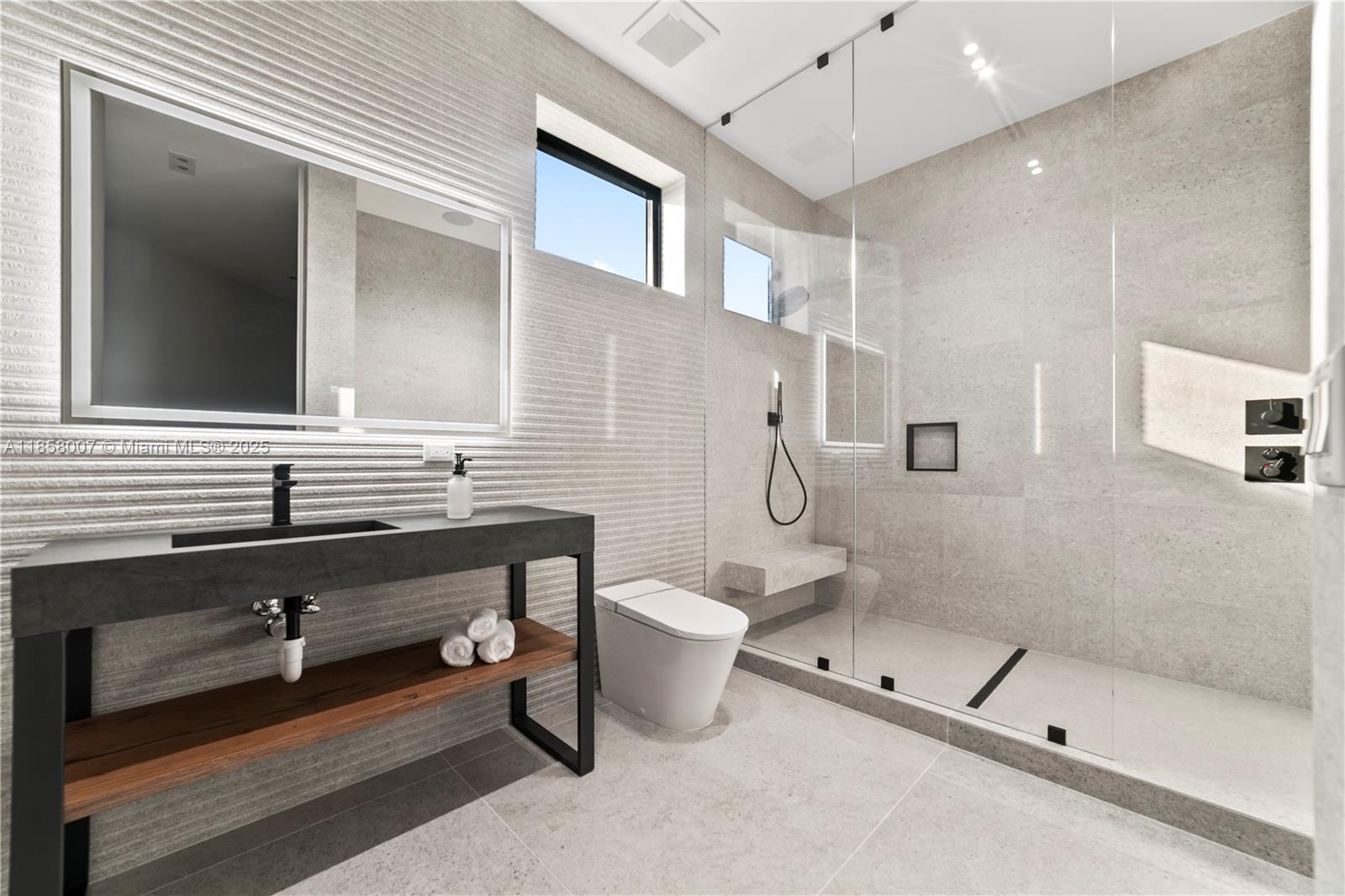 493 Holiday Dr Hallandale Beach, FL 33009 493 Holiday Dr Hallandale Beach, FL 33009