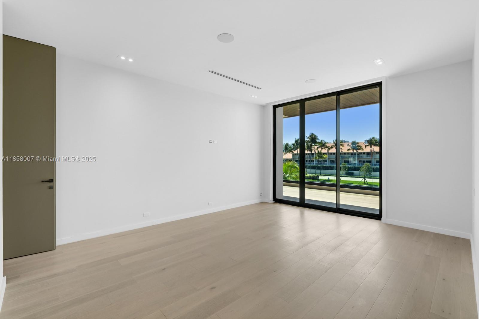 493 Holiday Dr Hallandale Beach, FL 33009 493 Holiday Dr Hallandale Beach, FL 33009