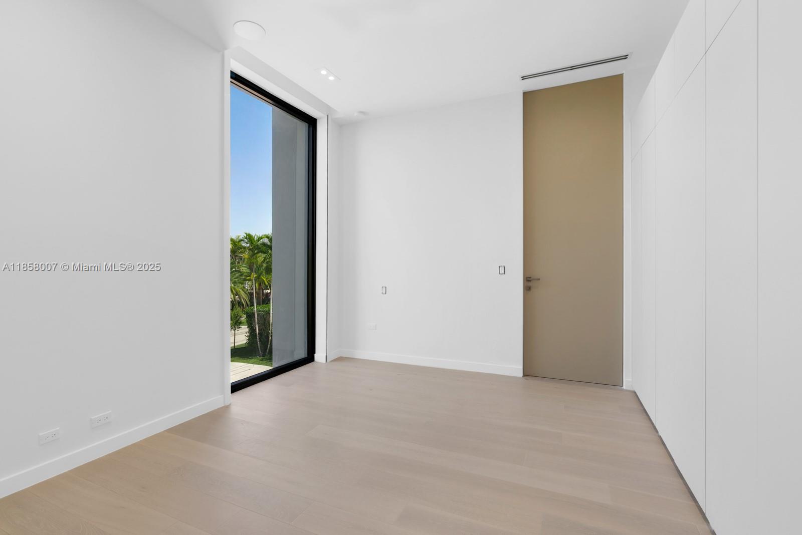 493 Holiday Dr Hallandale Beach, FL 33009 493 Holiday Dr Hallandale Beach, FL 33009