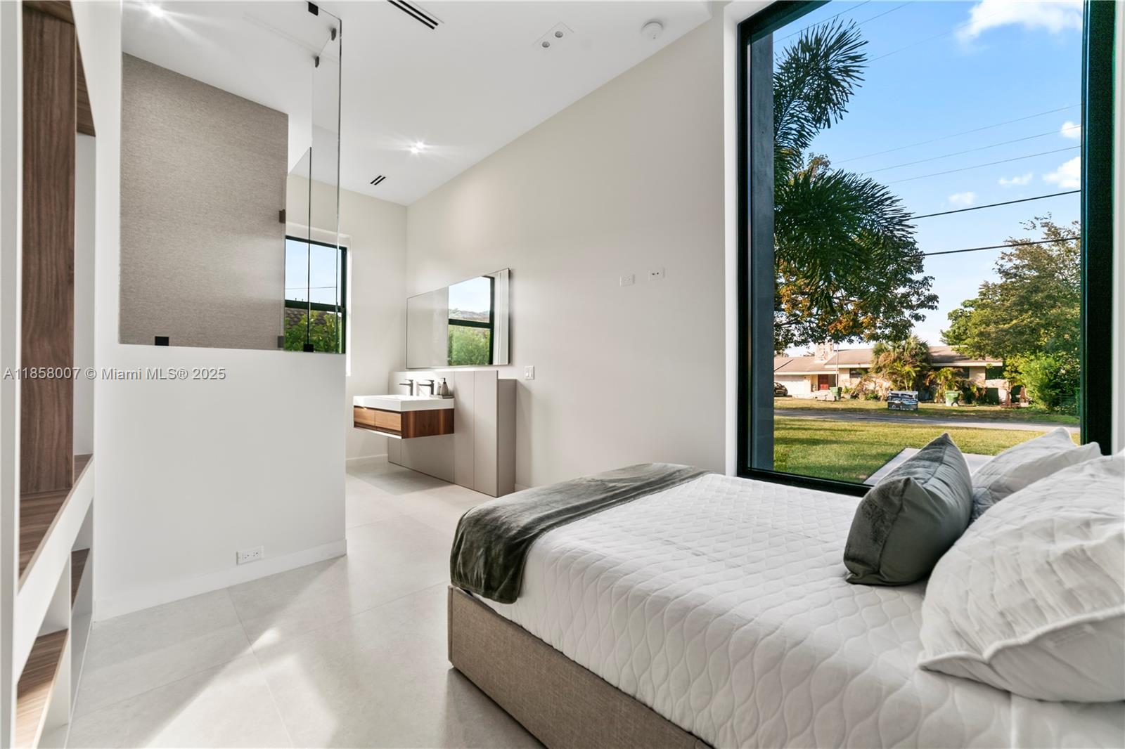 493 Holiday Dr Hallandale Beach, FL 33009 493 Holiday Dr Hallandale Beach, FL 33009