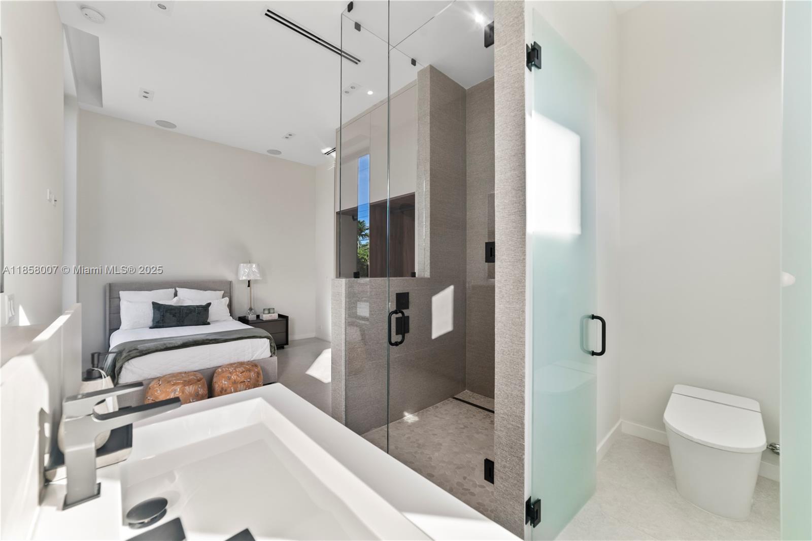 493 Holiday Dr Hallandale Beach, FL 33009 493 Holiday Dr Hallandale Beach, FL 33009