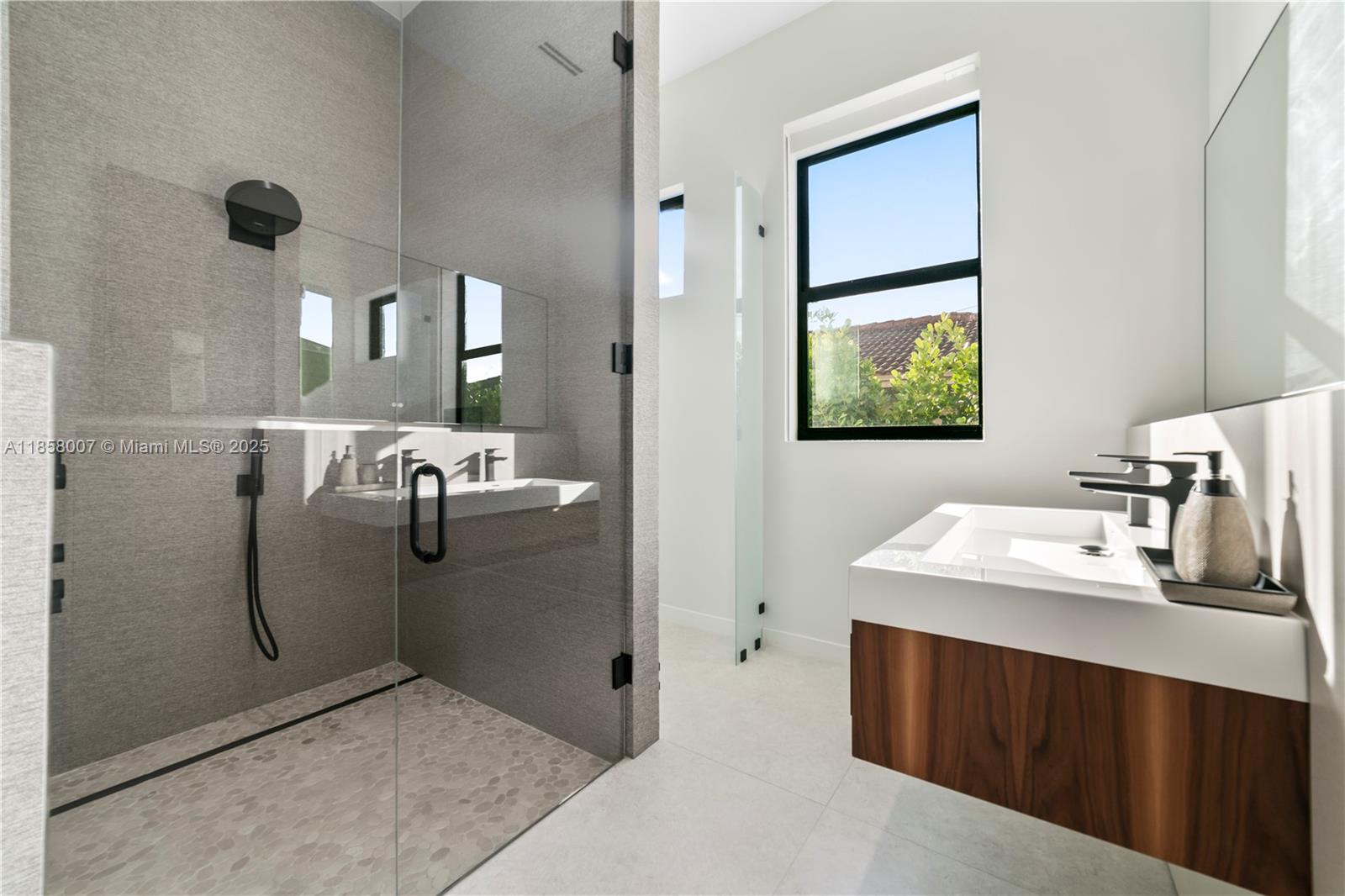 493 Holiday Dr Hallandale Beach, FL 33009 493 Holiday Dr Hallandale Beach, FL 33009